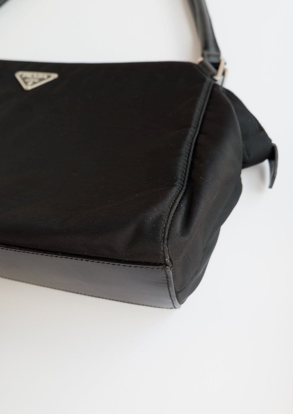 Authentique Sac bandoulière Prada en nylon noir et cuir, extensible