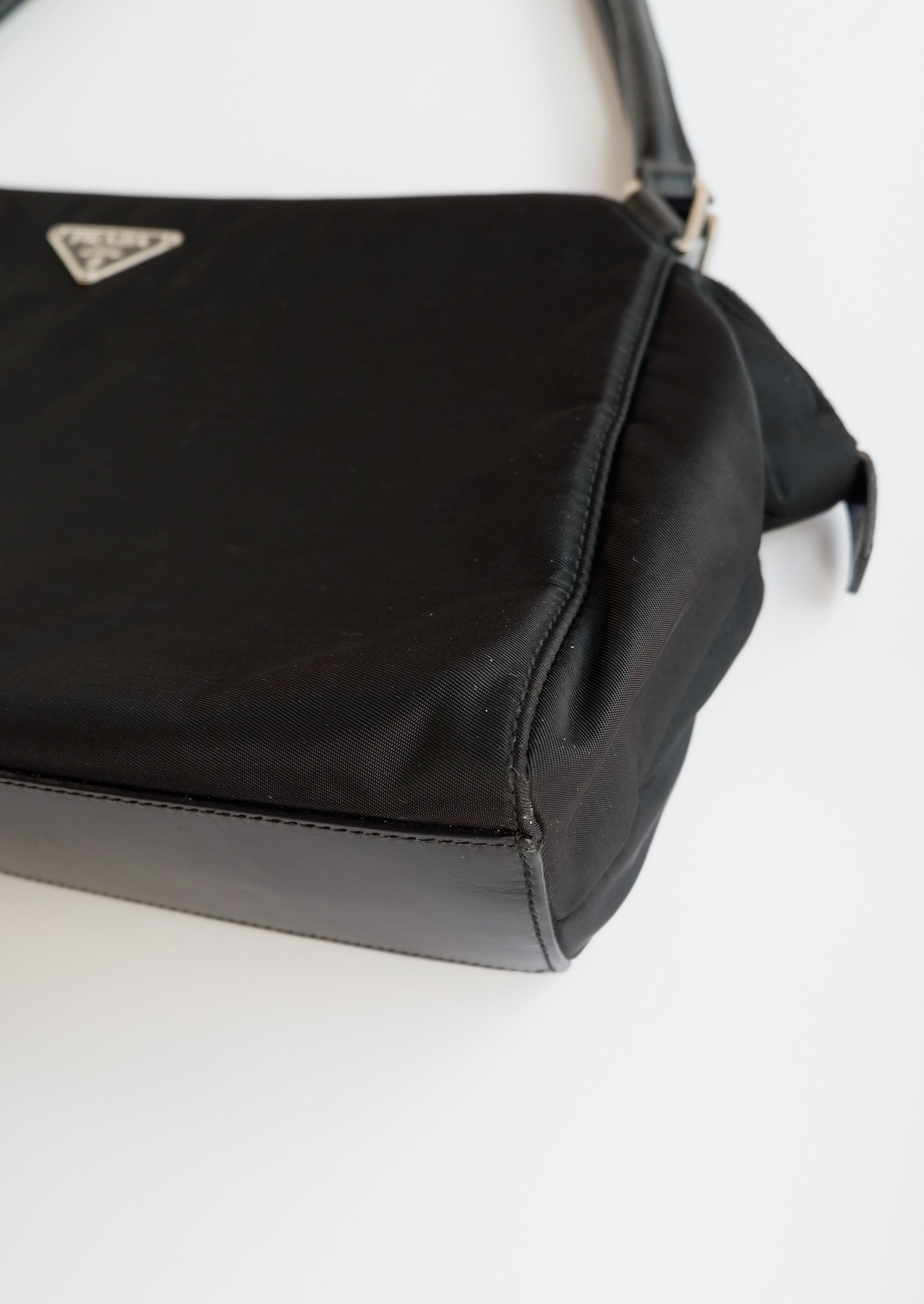 Authentique Sac bandoulière Prada en nylon noir et cuir, extensible