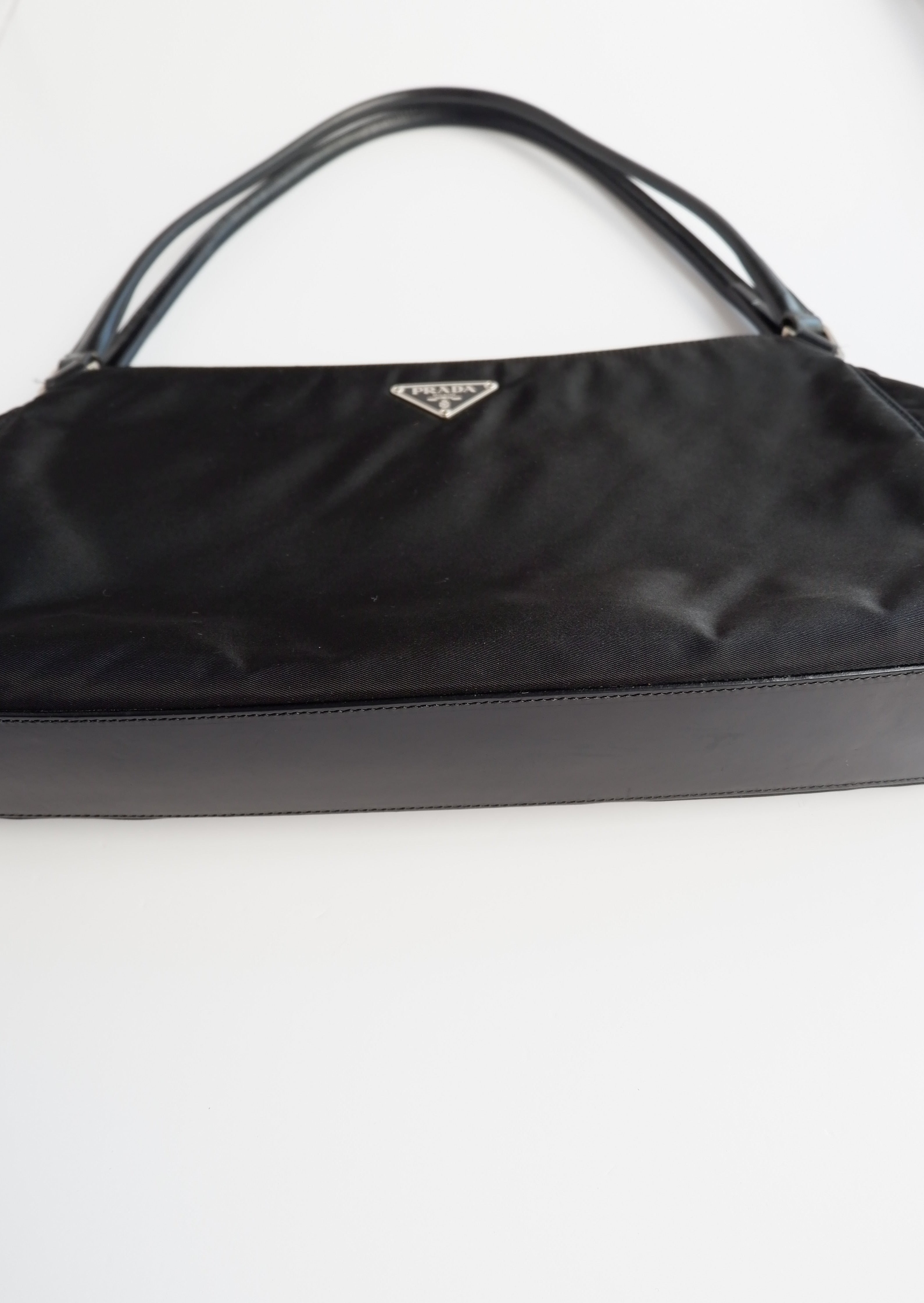 Authentique Sac bandoulière Prada en nylon noir et cuir, extensible