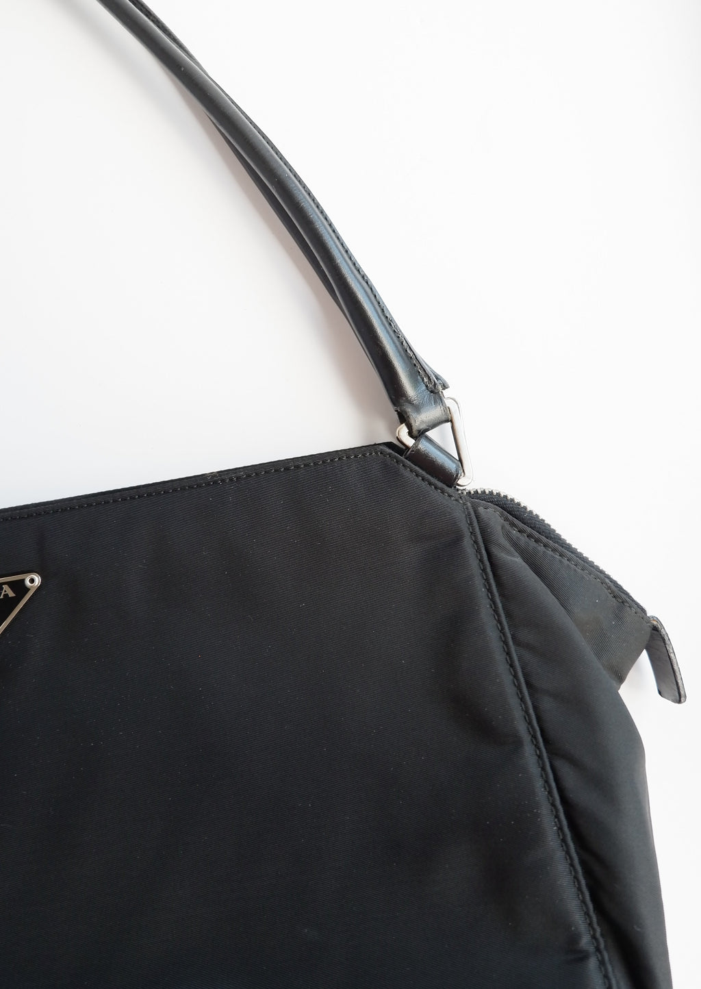 Authentique Sac bandoulière Prada en nylon noir et cuir, extensible
