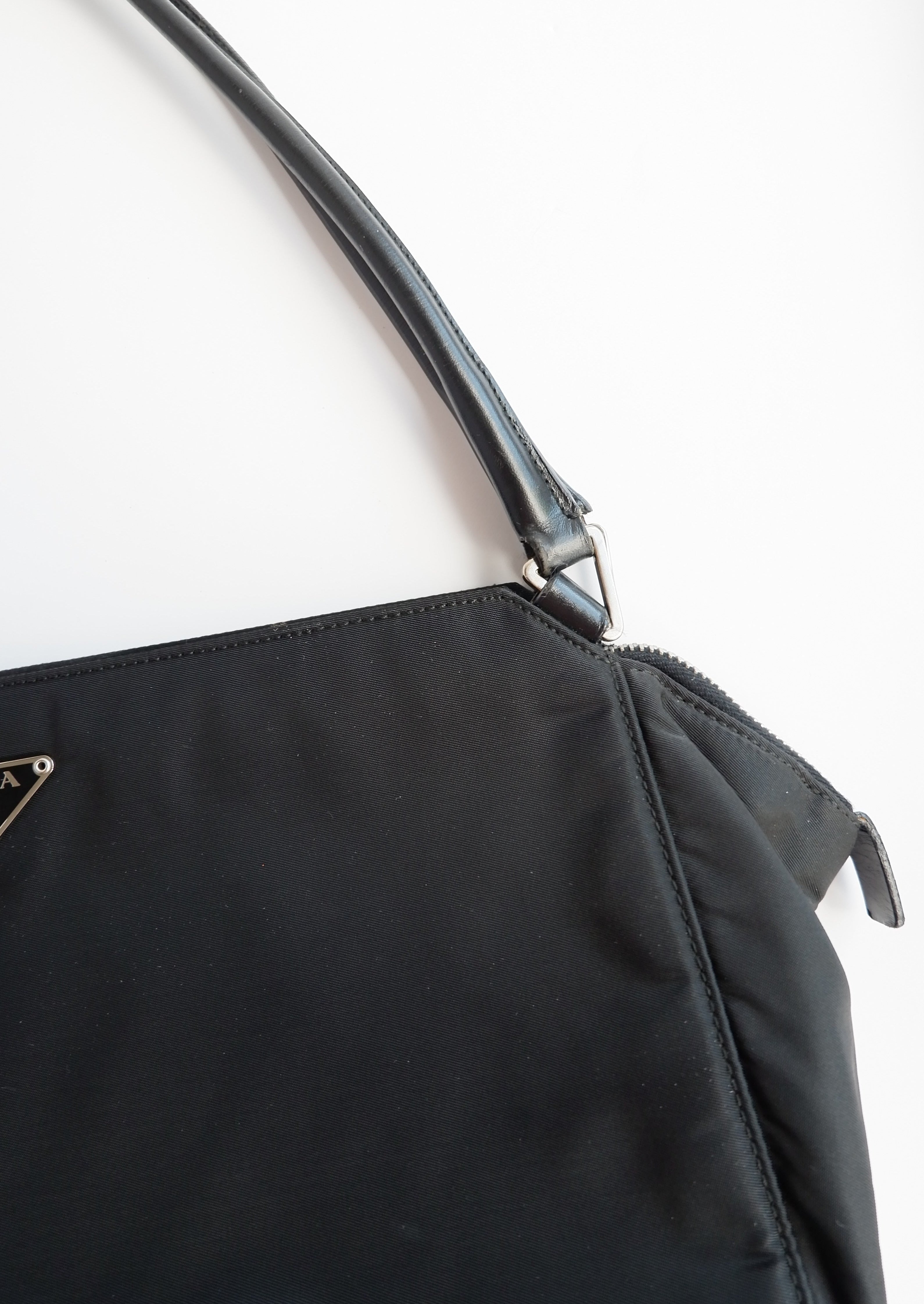 Authentique Sac bandoulière Prada en nylon noir et cuir, extensible