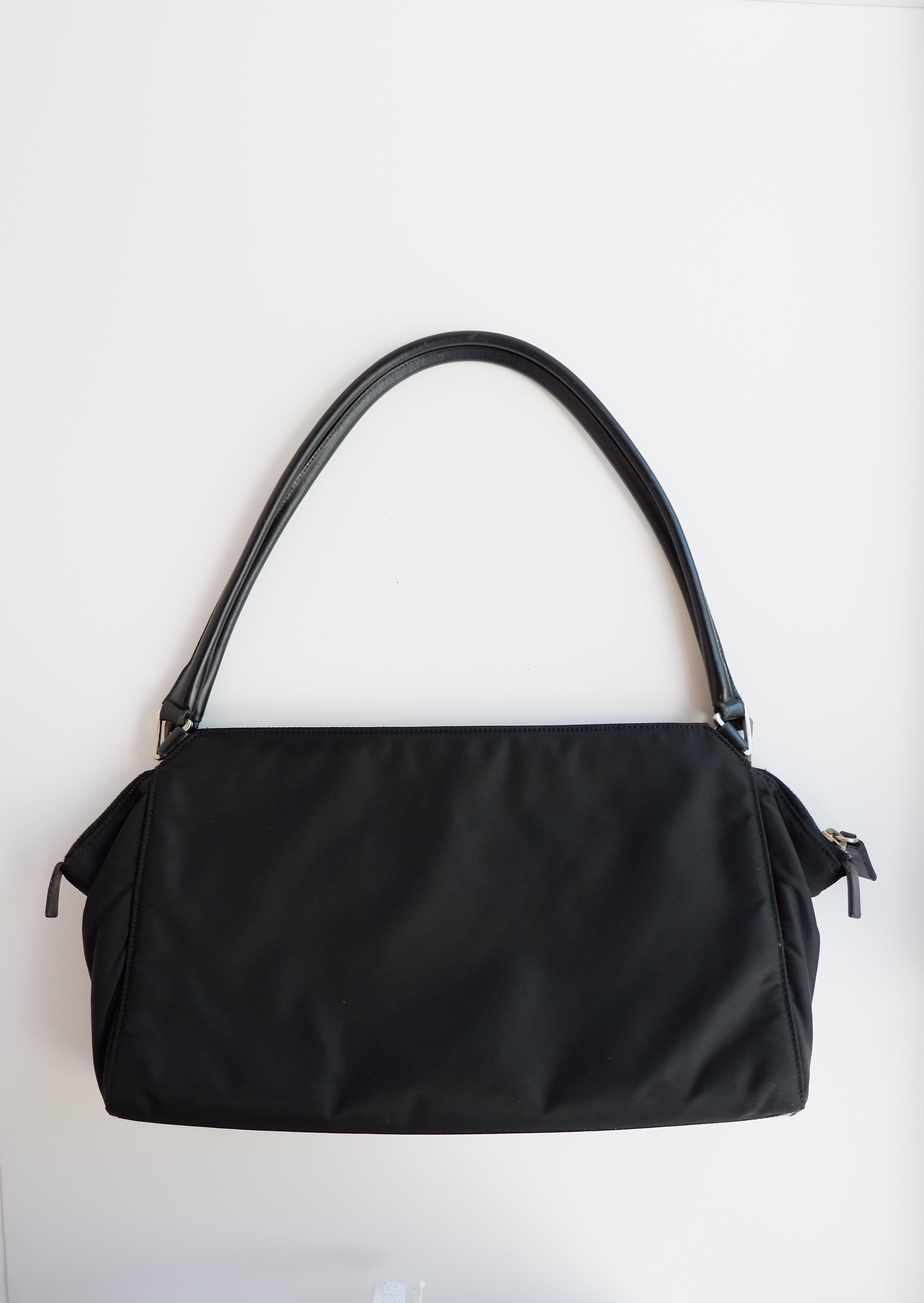 Authentique Sac bandoulière Prada en nylon noir et cuir, extensible