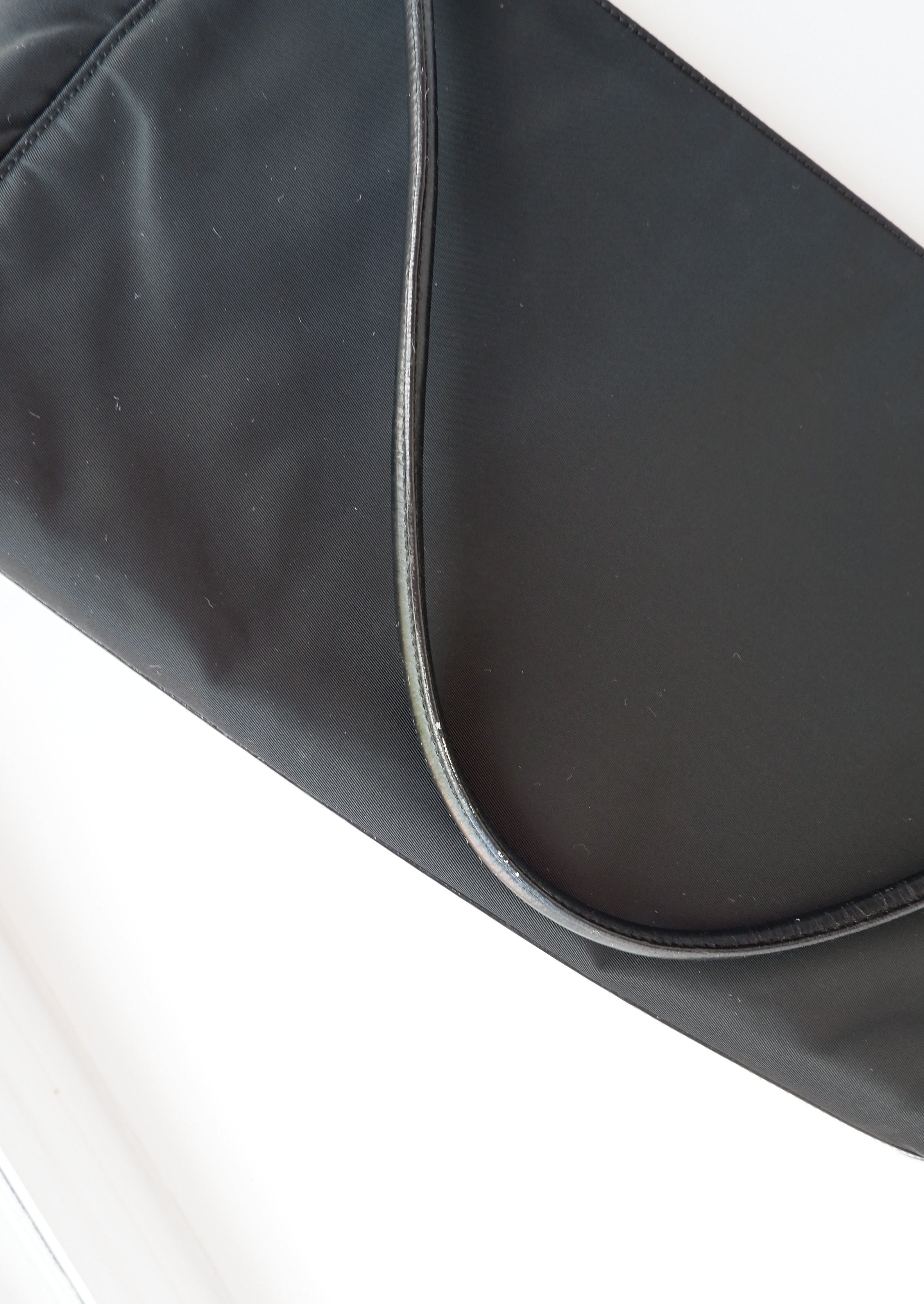 Authentique Sac bandoulière Prada en nylon noir et cuir, extensible