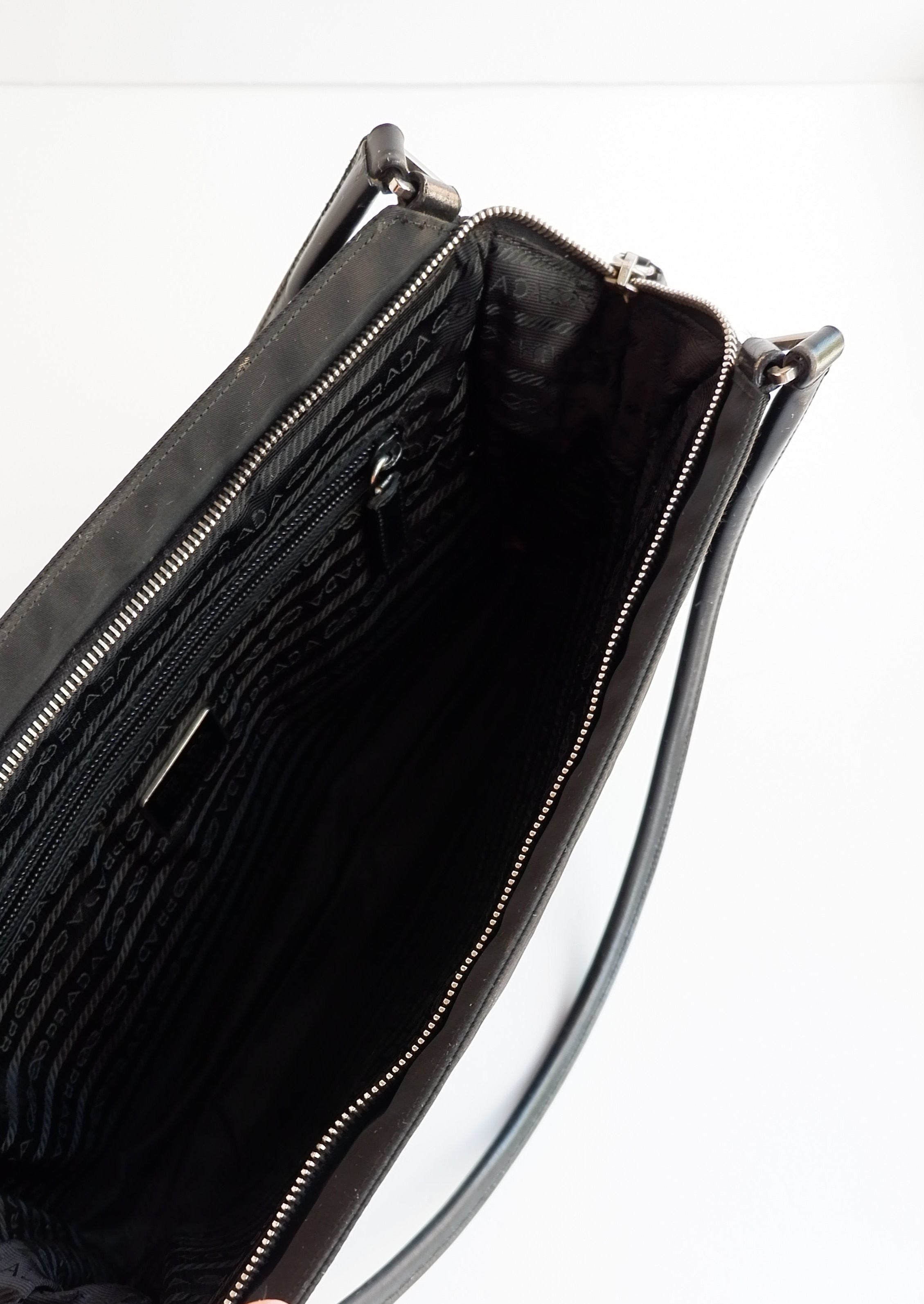 Authentique Sac bandoulière Prada en nylon noir et cuir, extensible