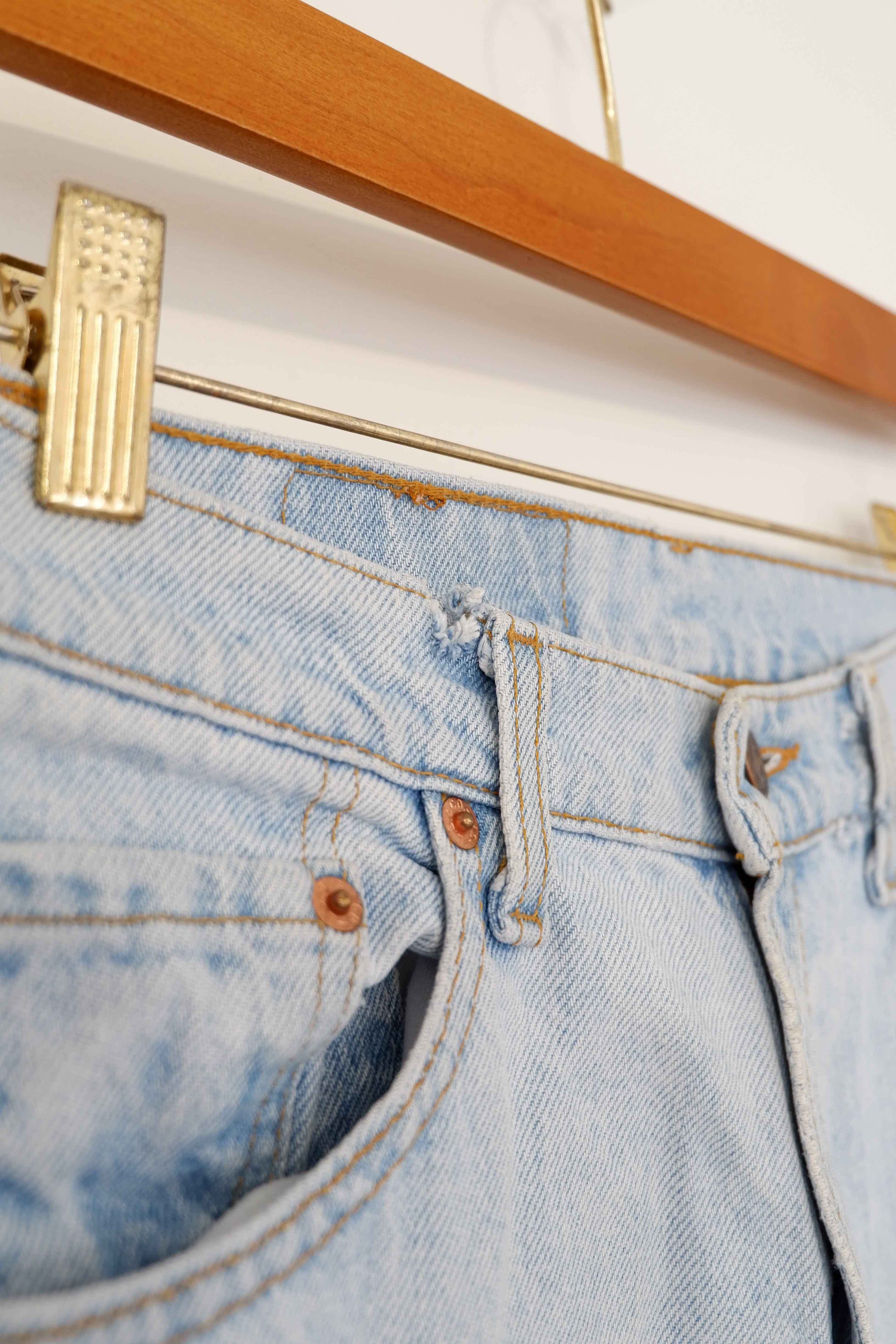 Levis Vintage 550 Light Wash Relaxed Fit Jeans - 28