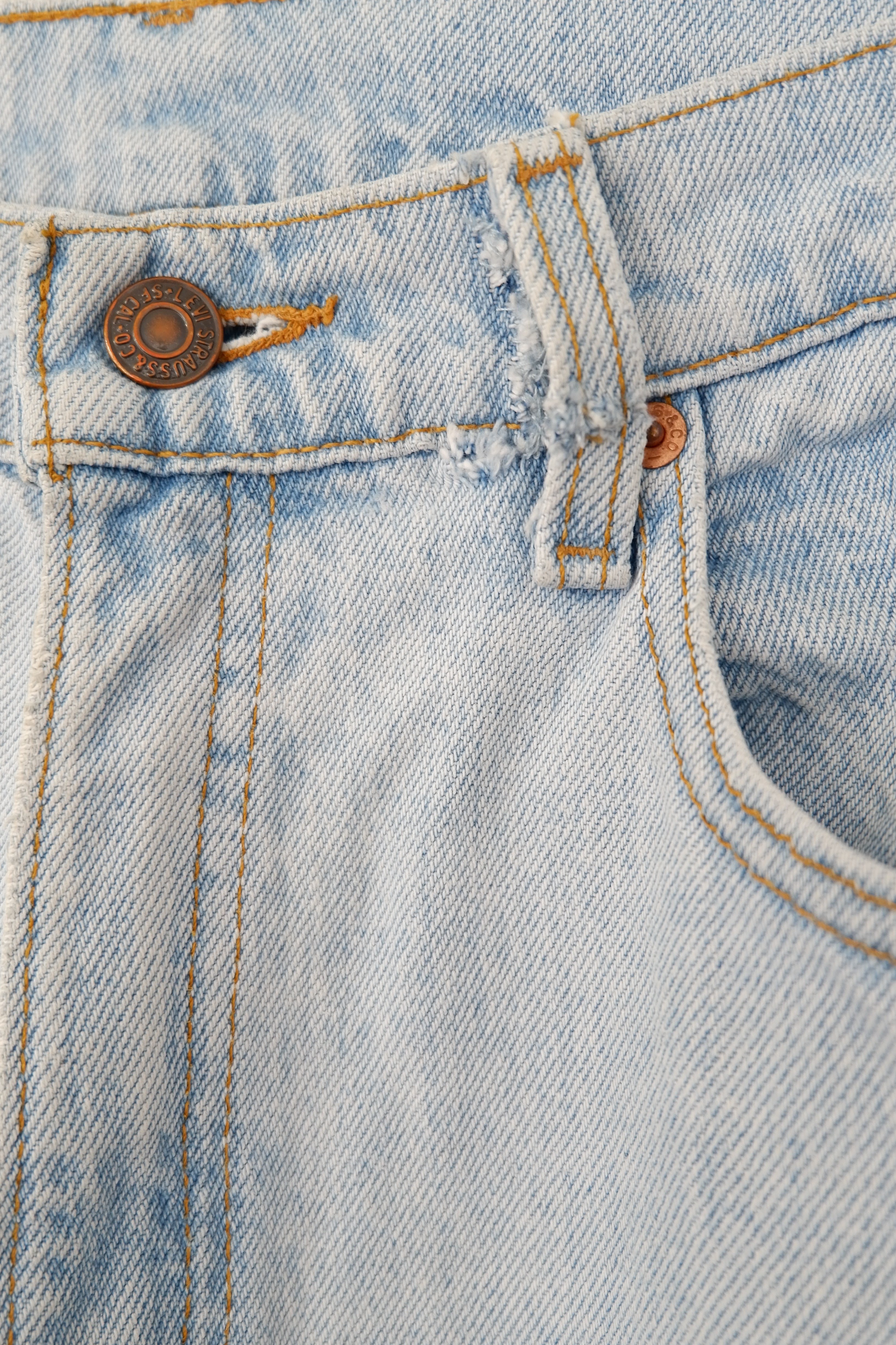 Levis Vintage 550 Light Wash Relaxed Fit Jeans - 28