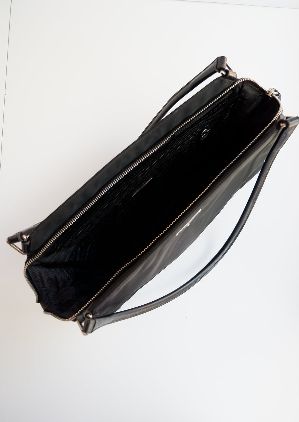 Authentique Sac bandoulière Prada en nylon noir et cuir, extensible