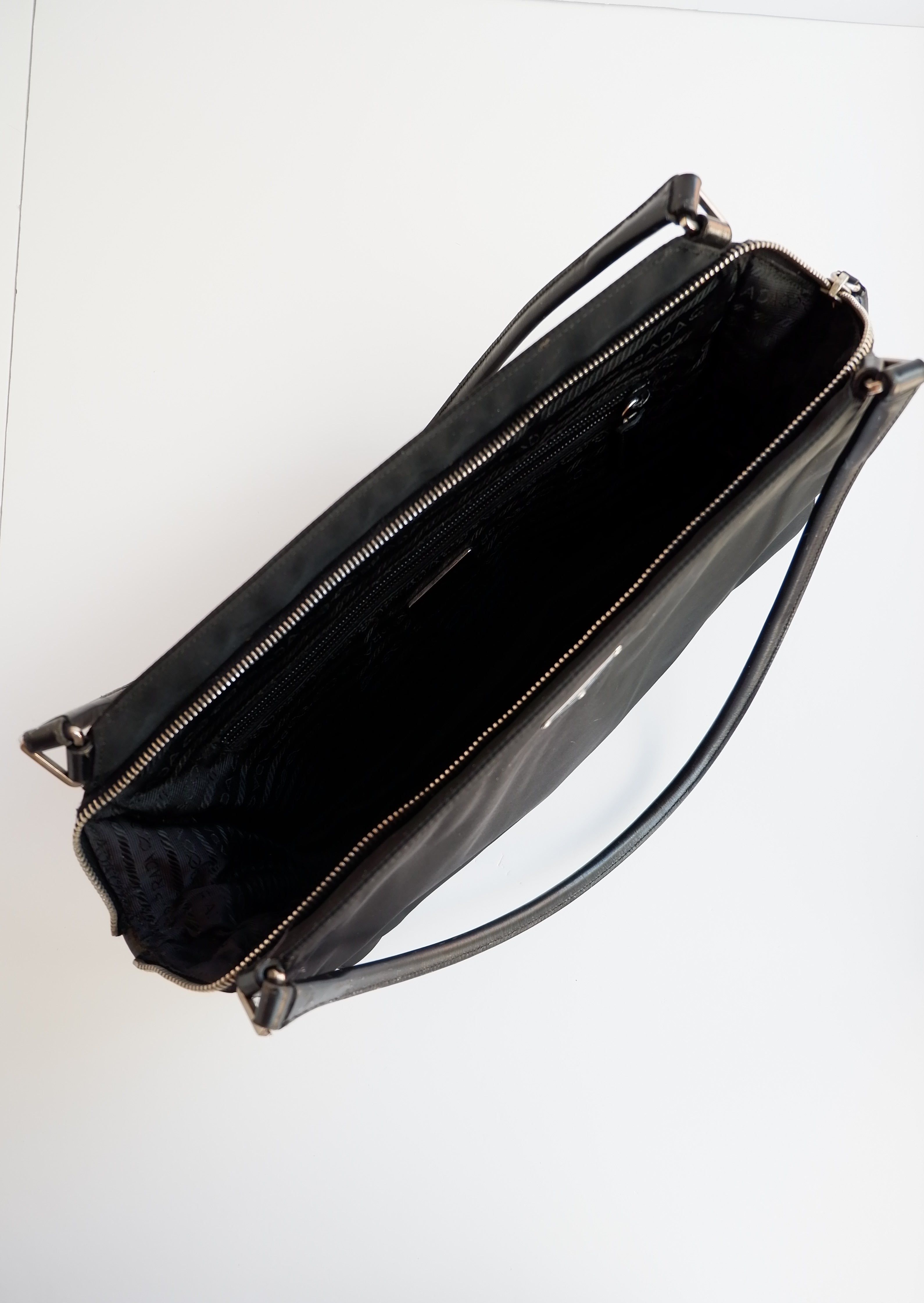 Authentique Sac bandoulière Prada en nylon noir et cuir, extensible