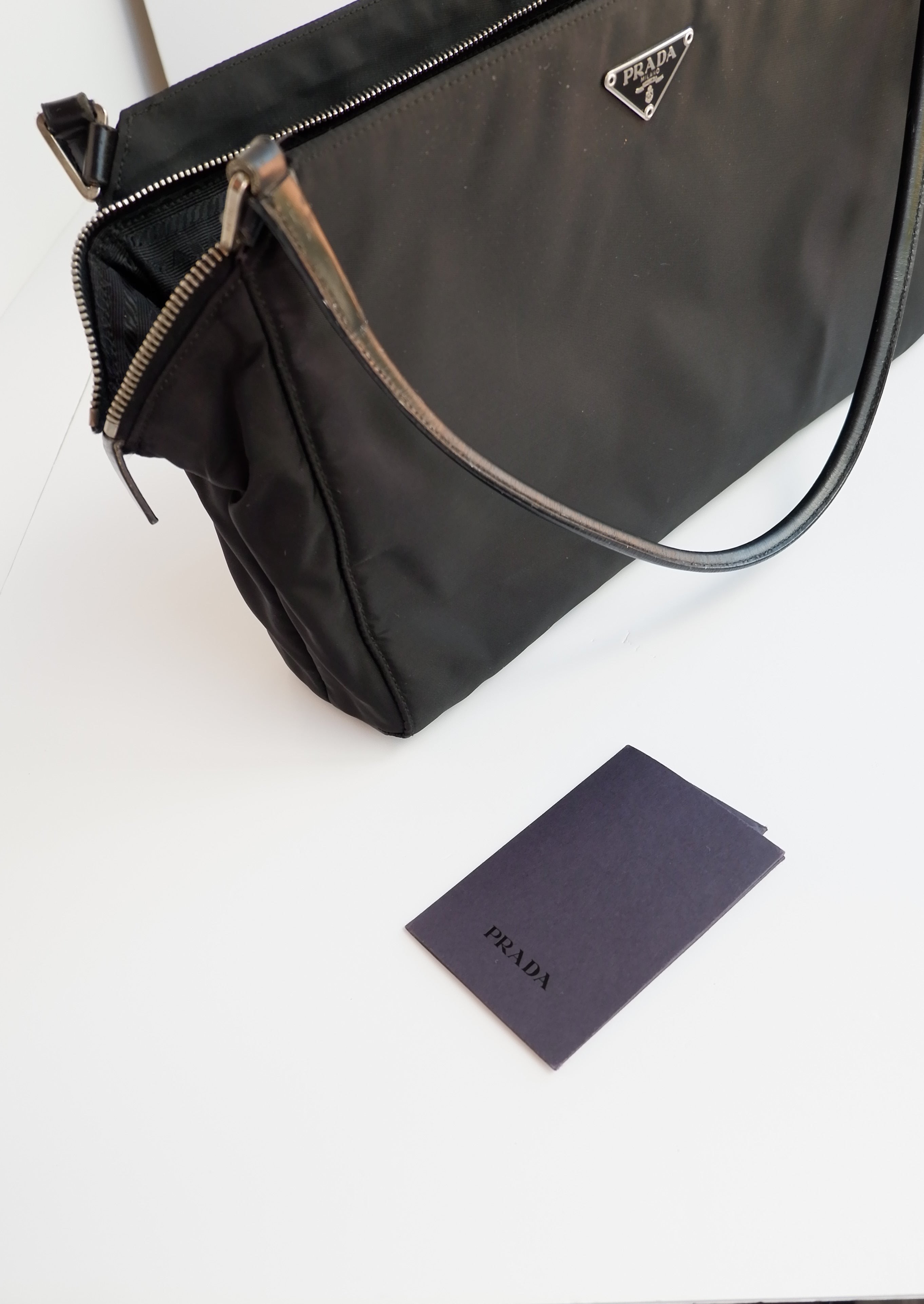 Authentique Sac bandoulière Prada en nylon noir et cuir, extensible