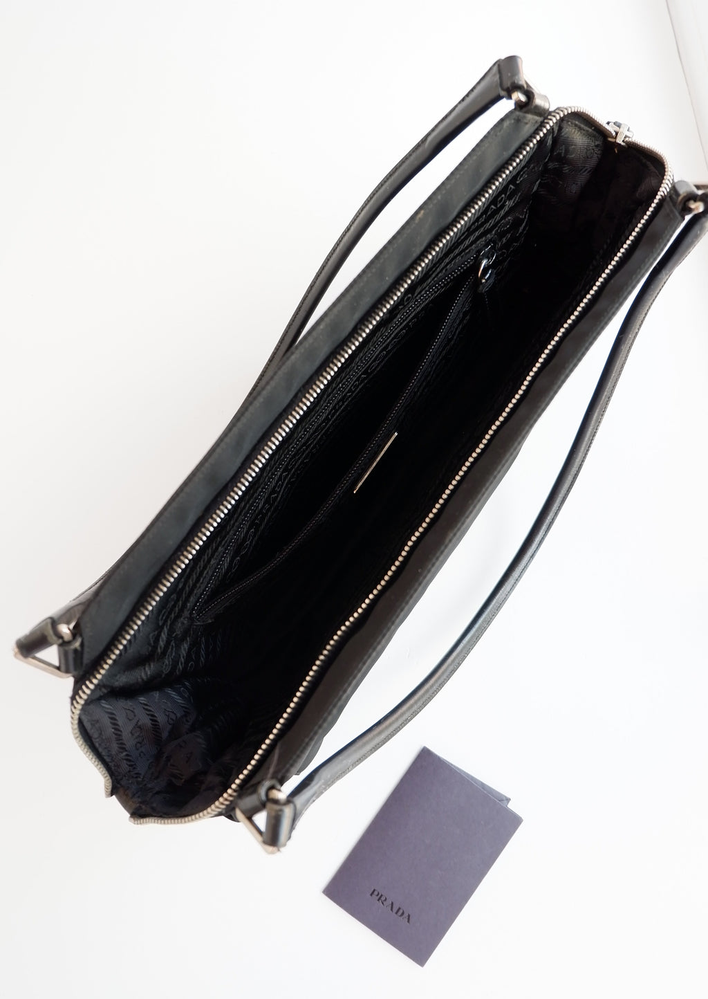 Authentique Sac bandoulière Prada en nylon noir et cuir, extensible