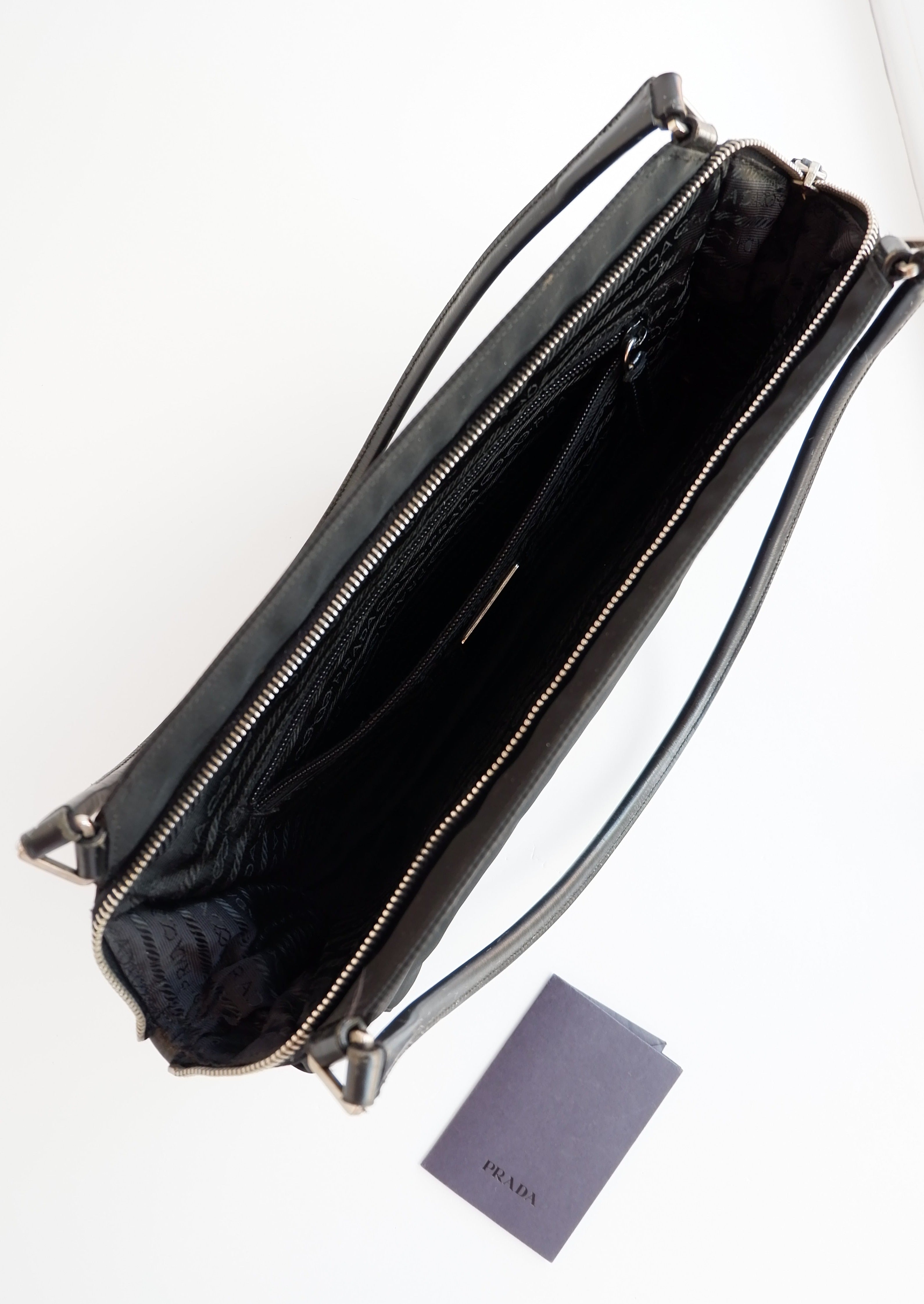 Authentique Sac bandoulière Prada en nylon noir et cuir, extensible