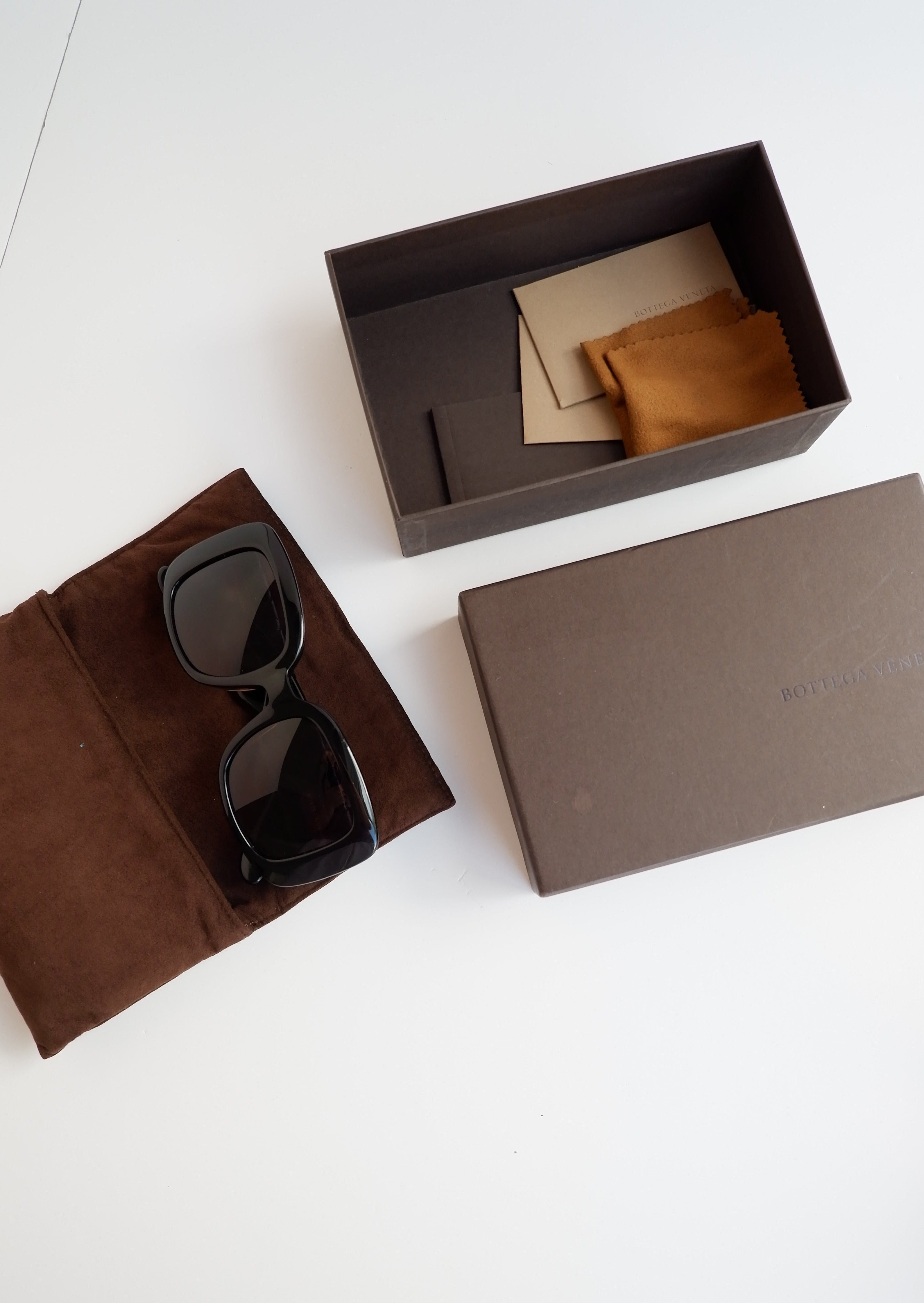 Lunettes de soleil Bottega Veneta noires authentiques d'occasion, monture carrée, branches tissées