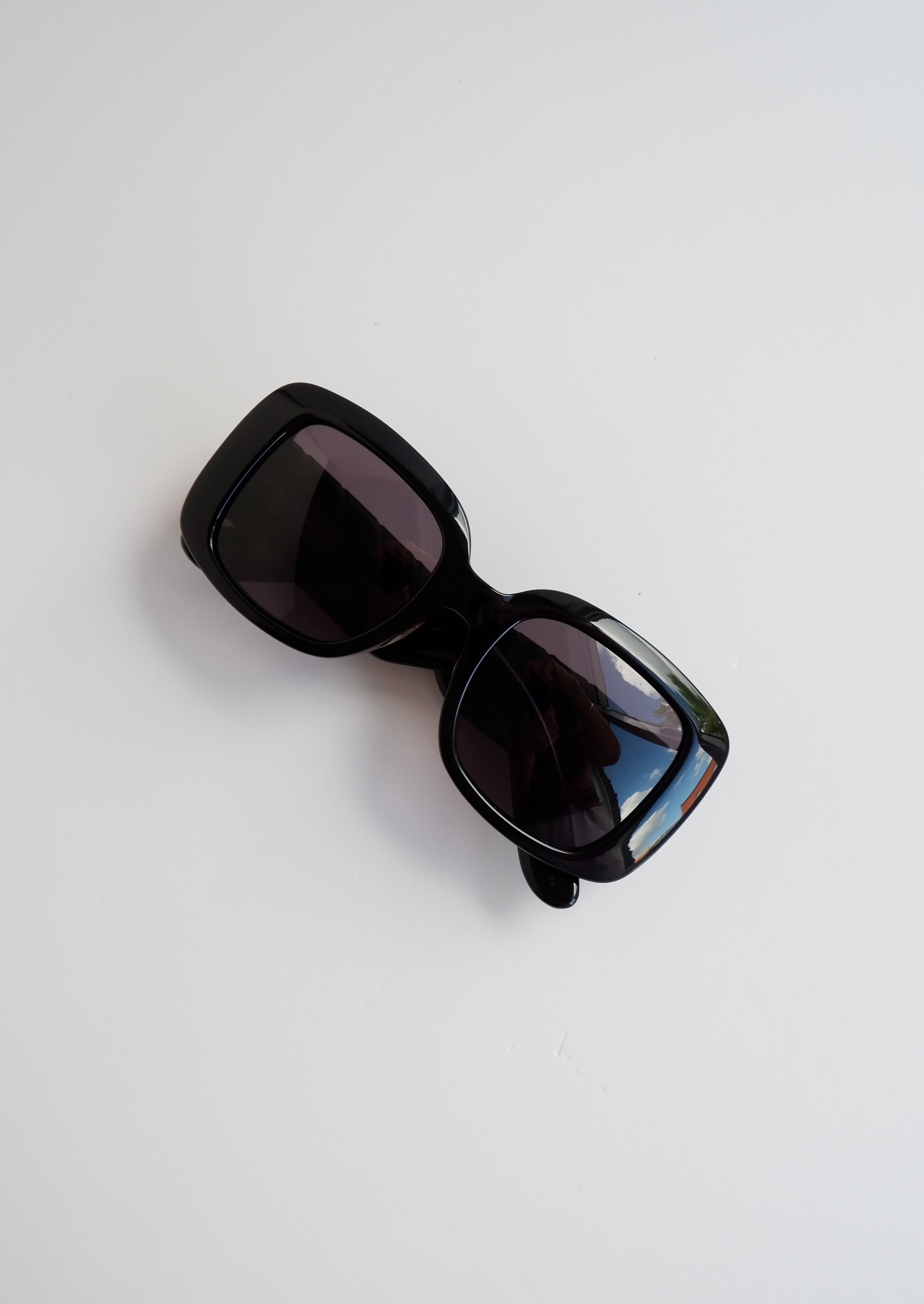 Lunettes de soleil Bottega Veneta noires authentiques d'occasion, monture carrée, branches tissées