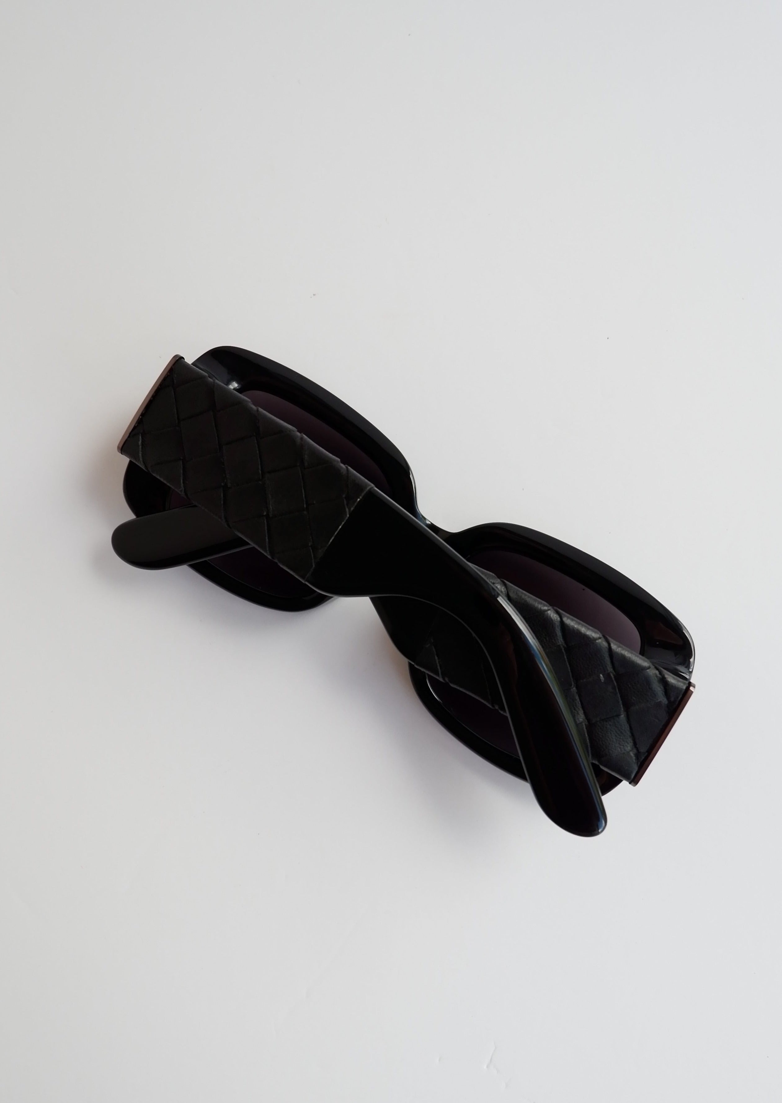 Lunettes de soleil Bottega Veneta noires authentiques d'occasion, monture carrée, branches tissées