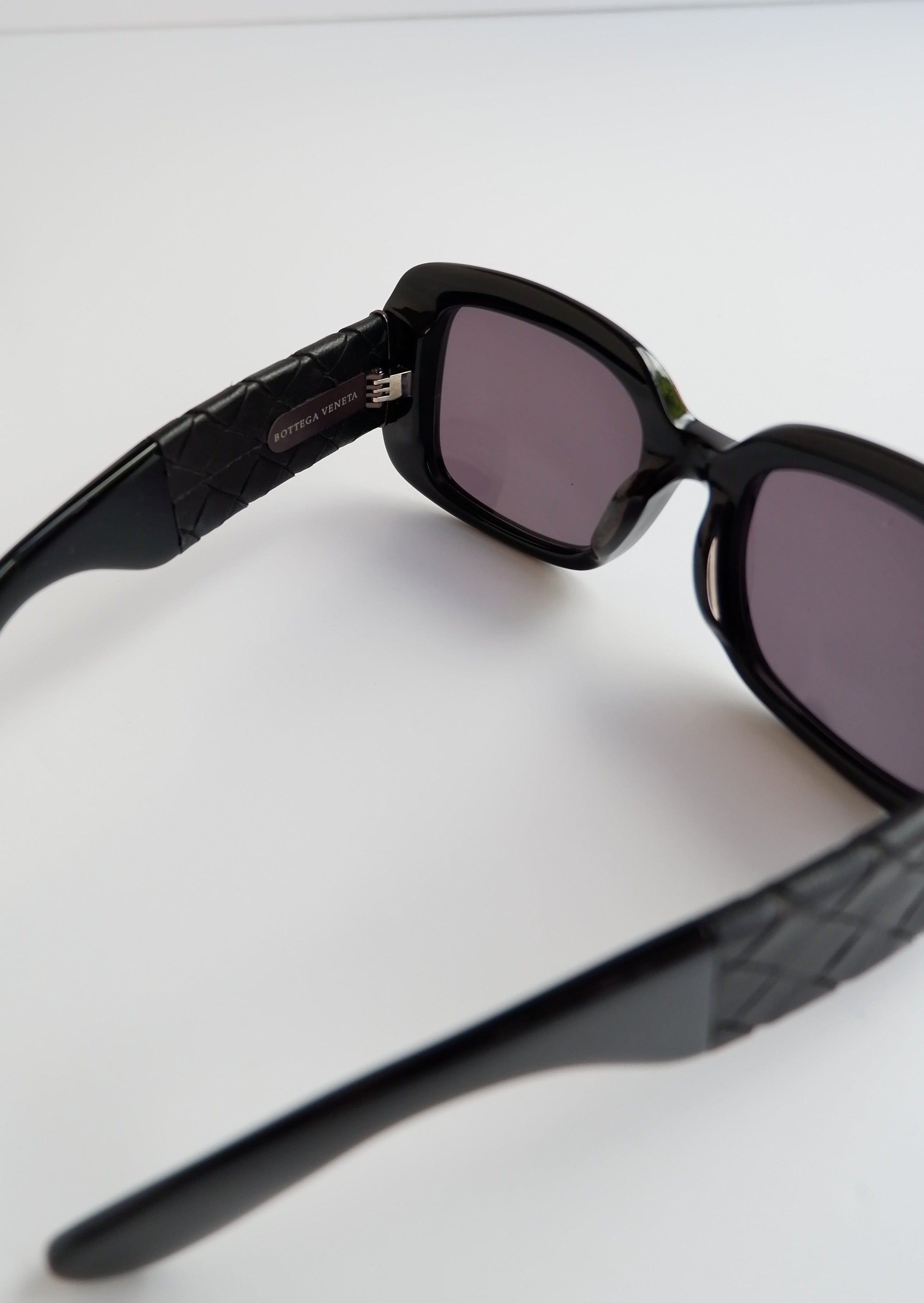 Lunettes de soleil Bottega Veneta noires authentiques d'occasion, monture carrée, branches tissées
