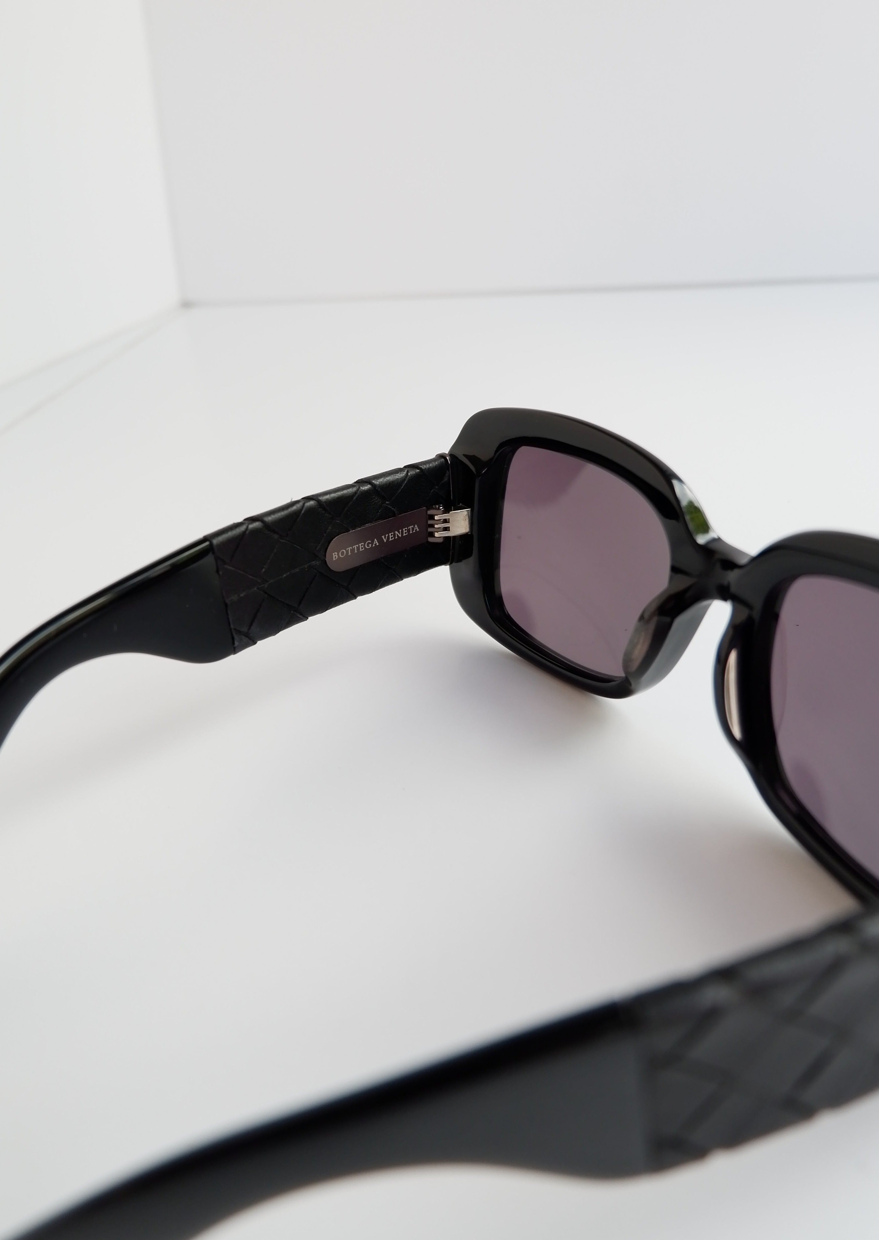 Lunettes de soleil Bottega Veneta noires authentiques d'occasion, monture carrée, branches tissées
