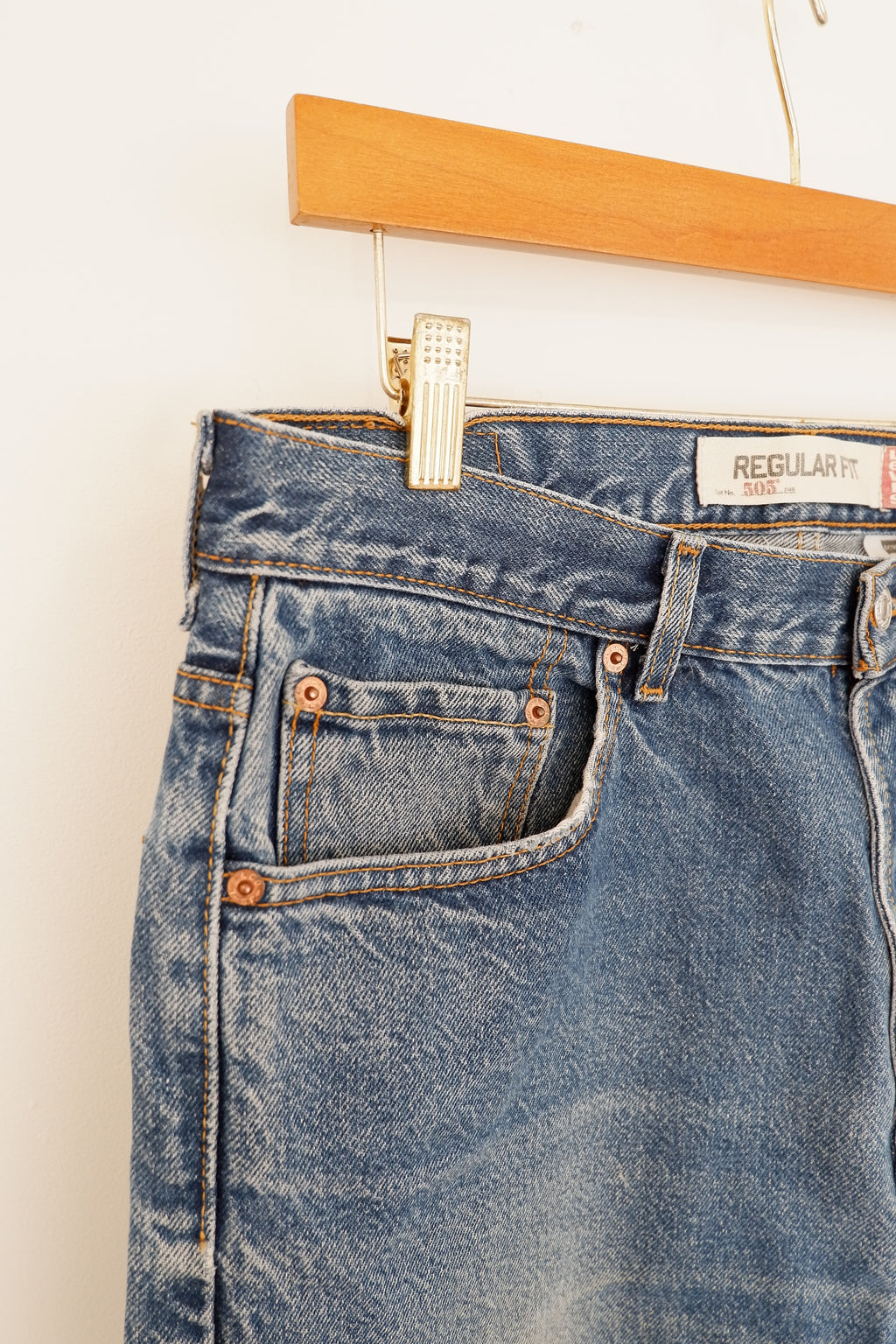 Levis 505 Medium Wash Relaxed Fit Jeans - 34