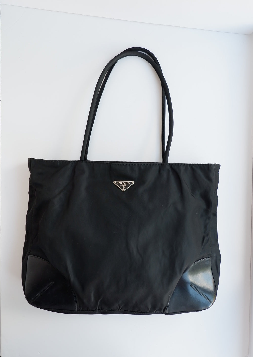 Sac fourre-tout Prada authentique d'occasion en nylon et cuir noir
