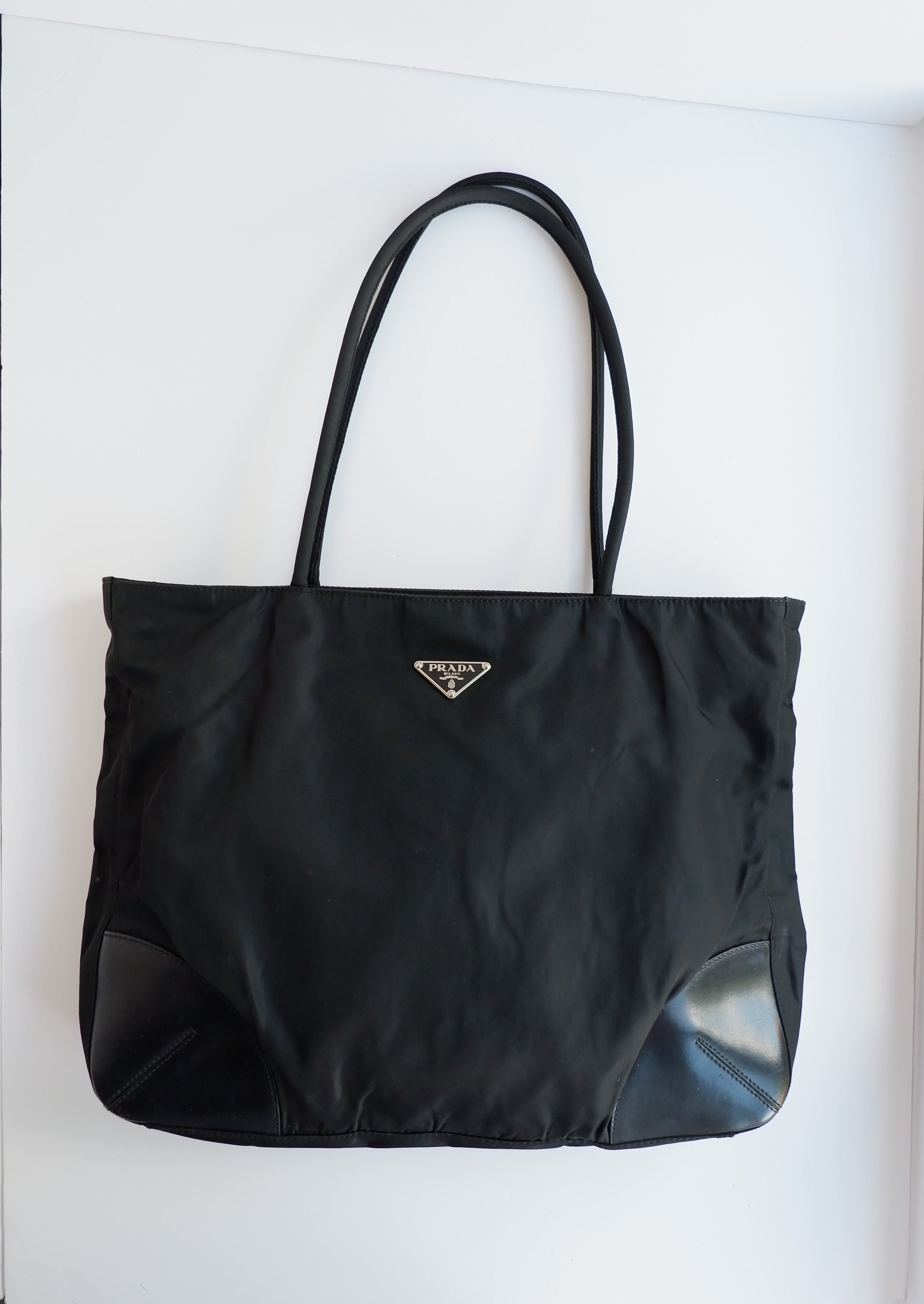 Sac fourre-tout Prada authentique d'occasion en nylon et cuir noir