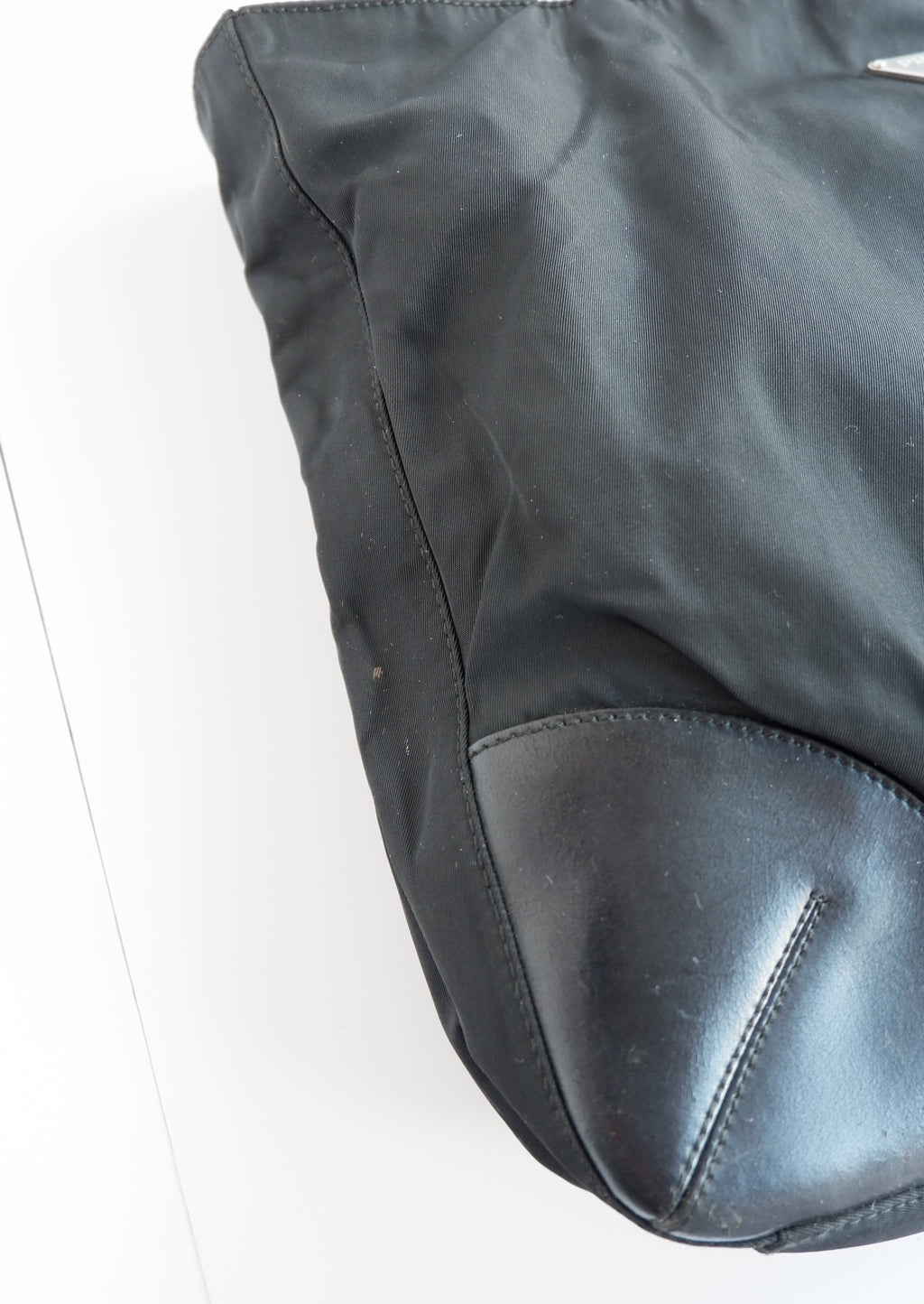 Sac fourre-tout Prada authentique d'occasion en nylon et cuir noir