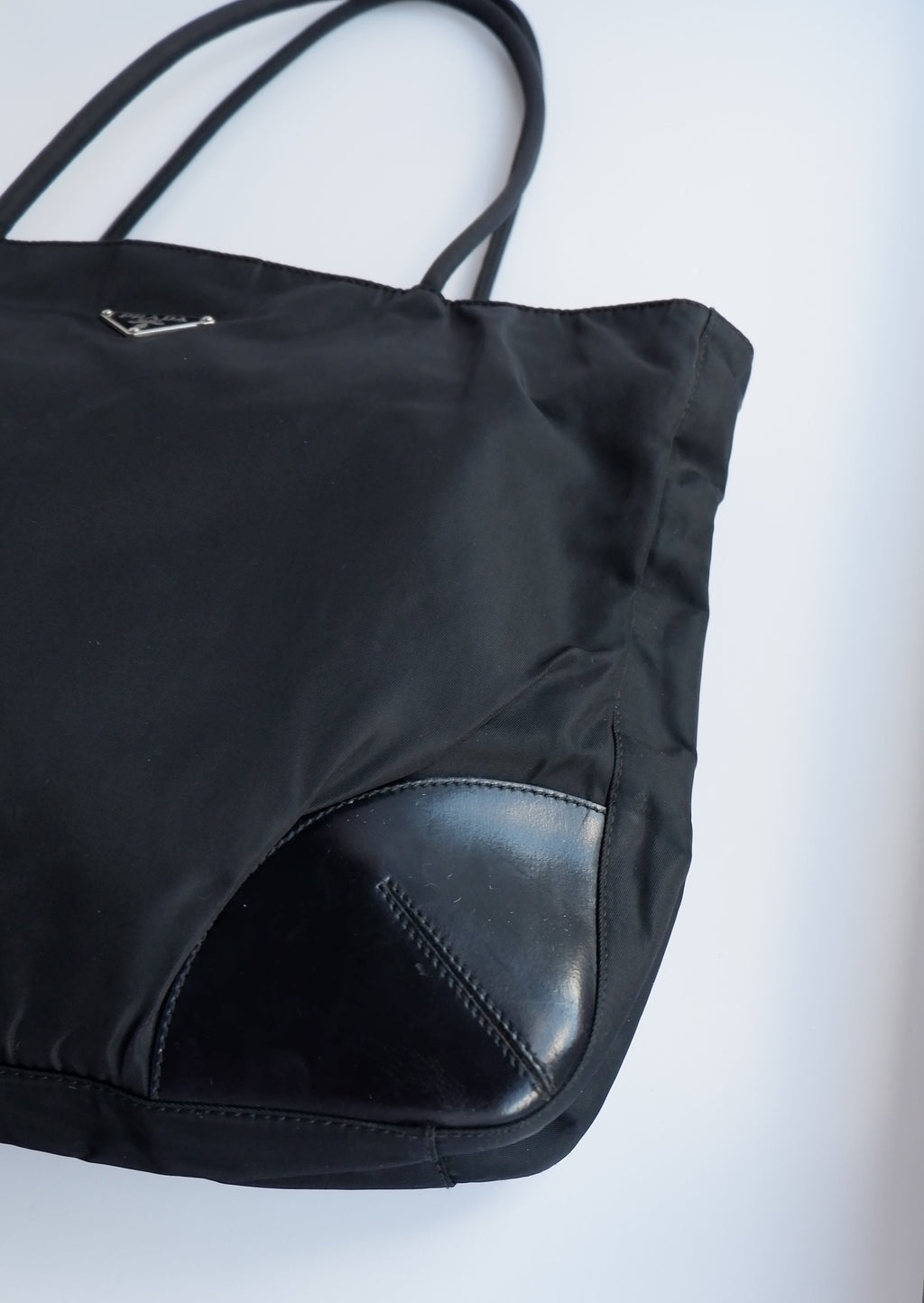 Sac fourre-tout Prada authentique d'occasion en nylon et cuir noir