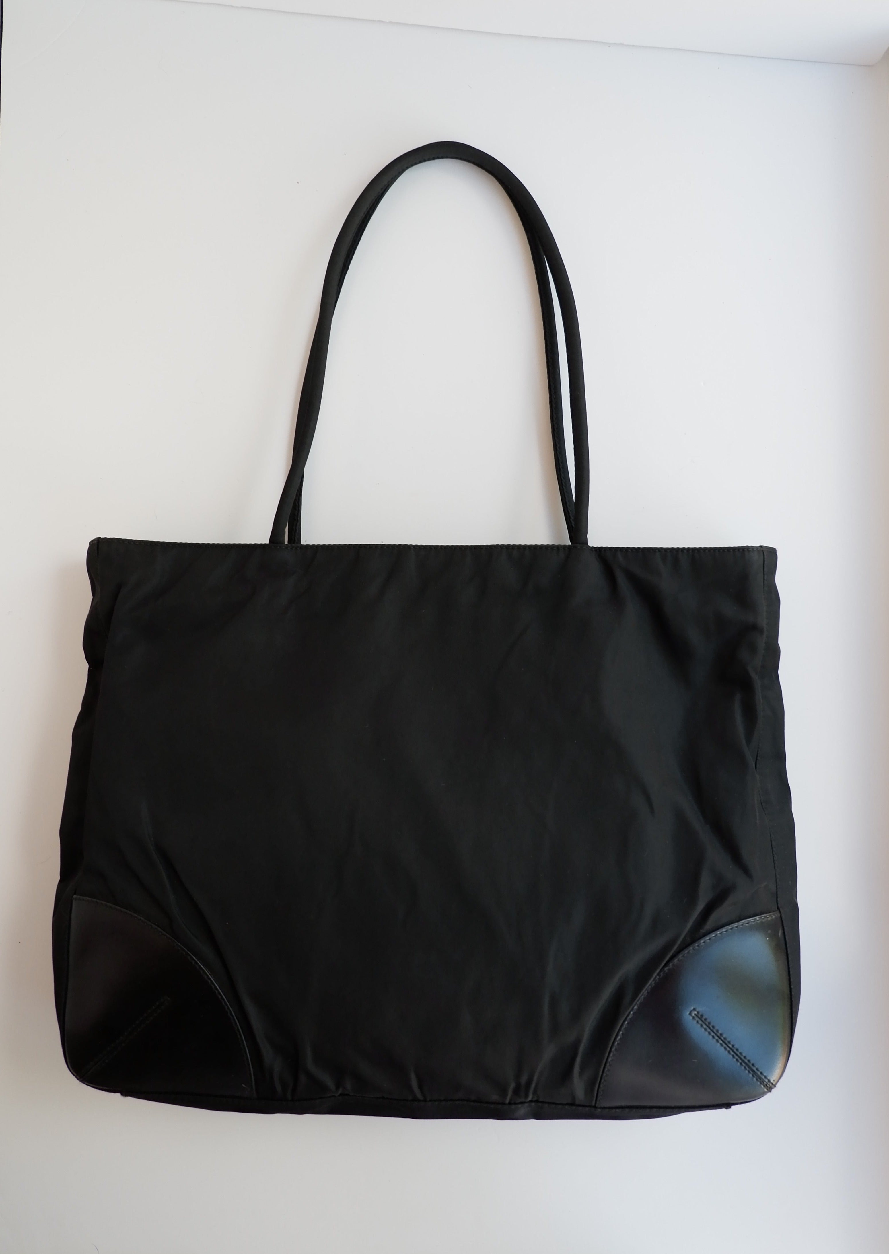 Sac fourre-tout Prada authentique d'occasion en nylon et cuir noir