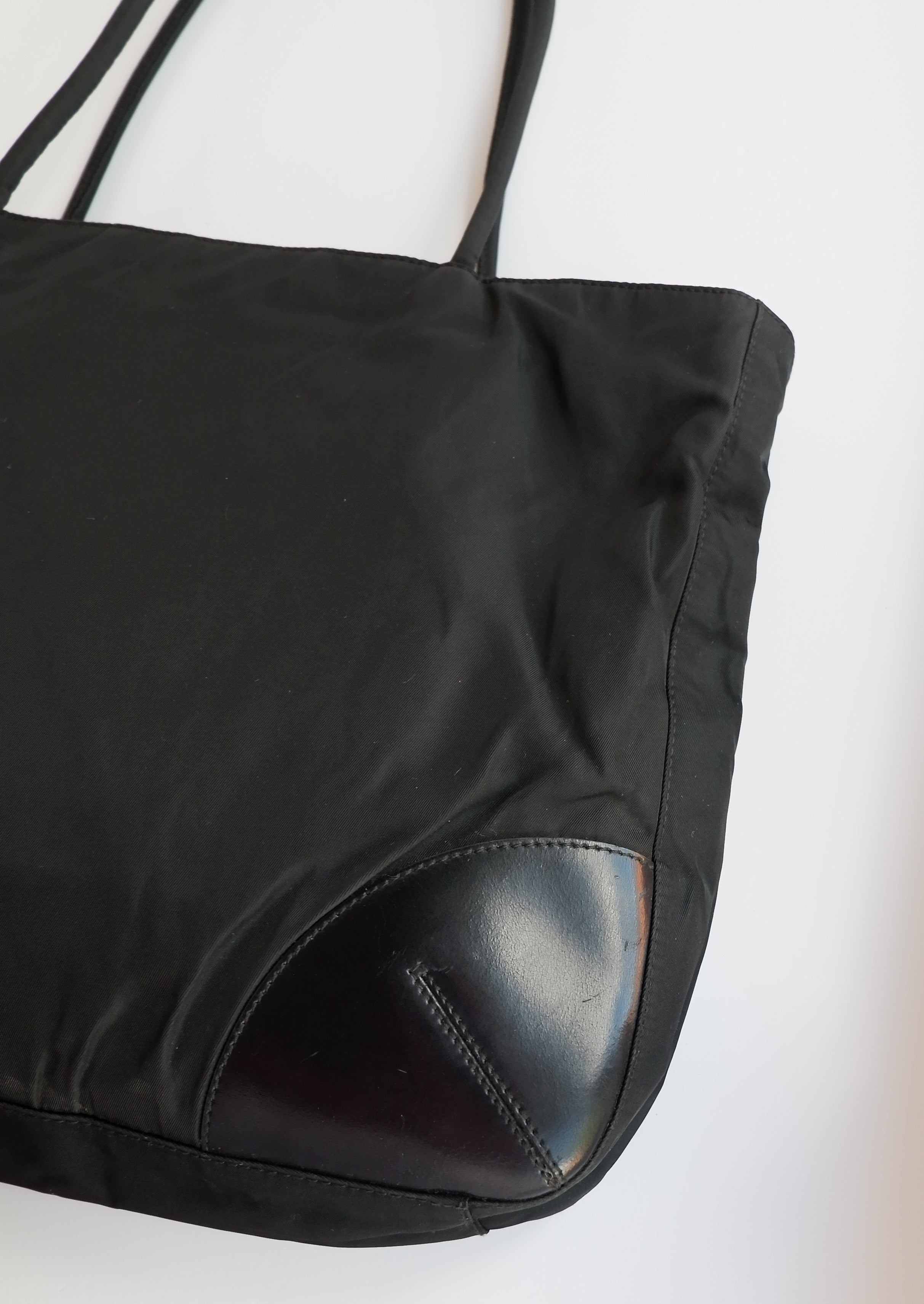 Sac fourre-tout Prada authentique d'occasion en nylon et cuir noir