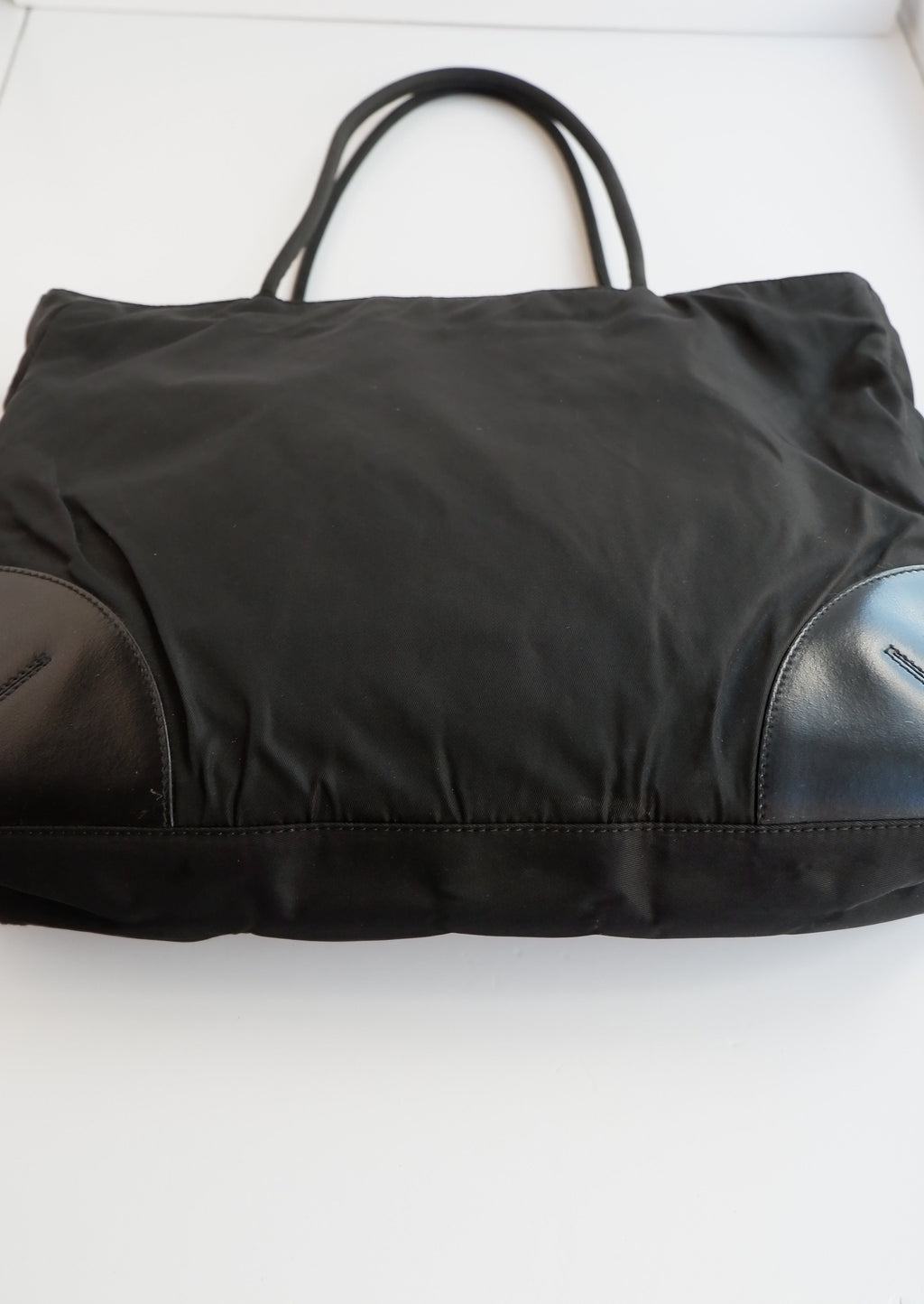Sac fourre-tout Prada authentique d'occasion en nylon et cuir noir