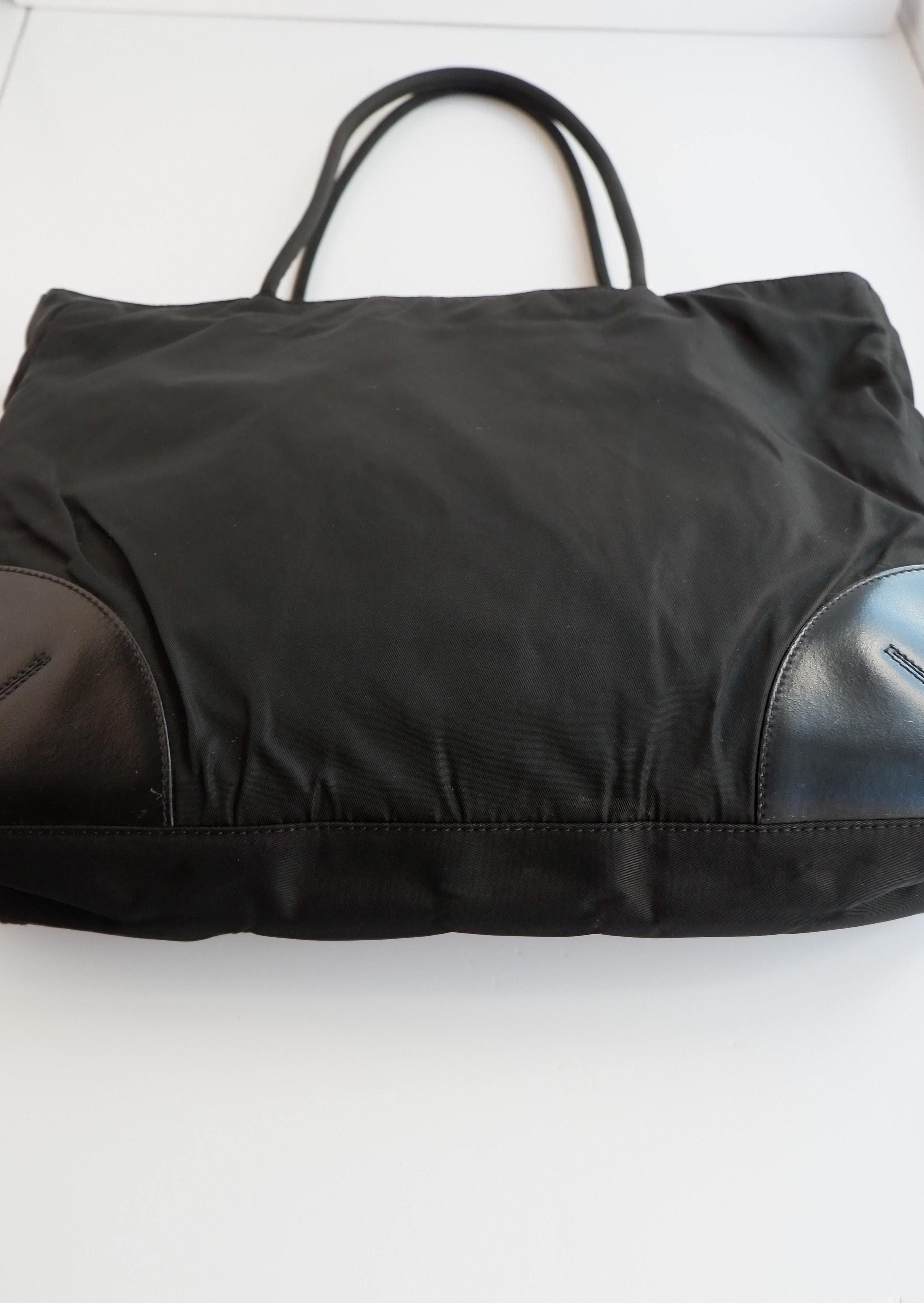 Sac fourre-tout Prada authentique d'occasion en nylon et cuir noir