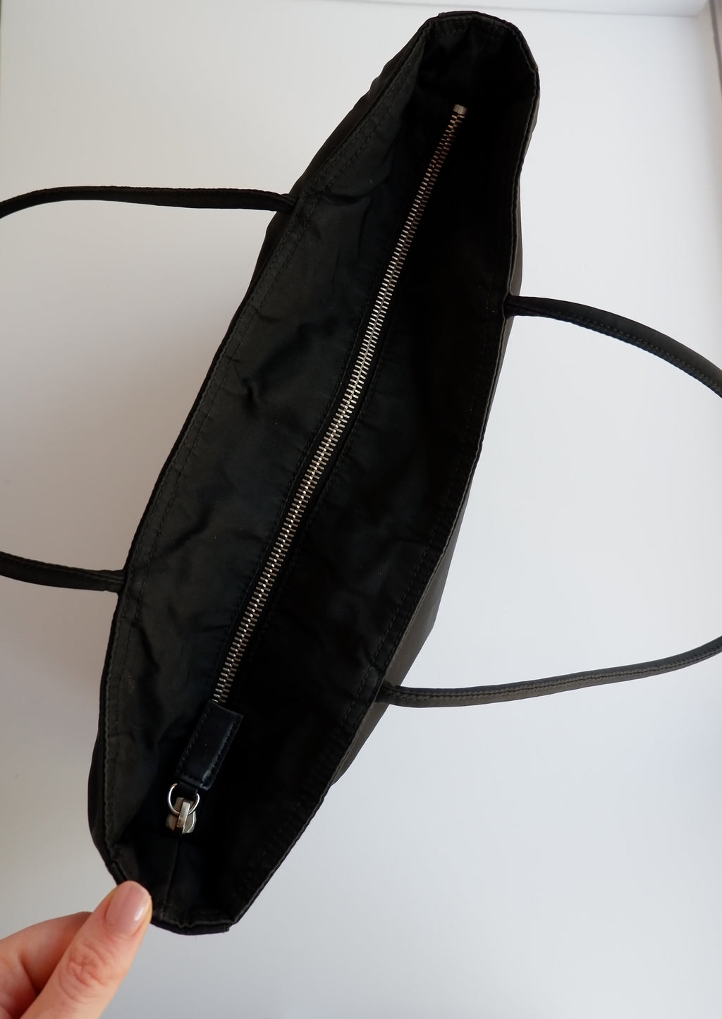 Sac fourre-tout Prada authentique d'occasion en nylon et cuir noir