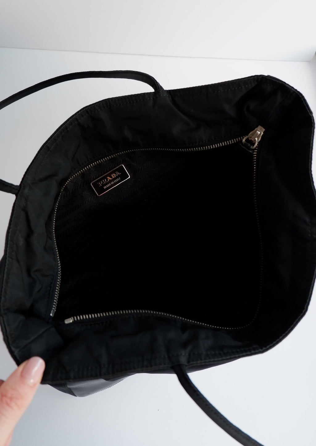 Sac fourre-tout Prada authentique d'occasion en nylon et cuir noir