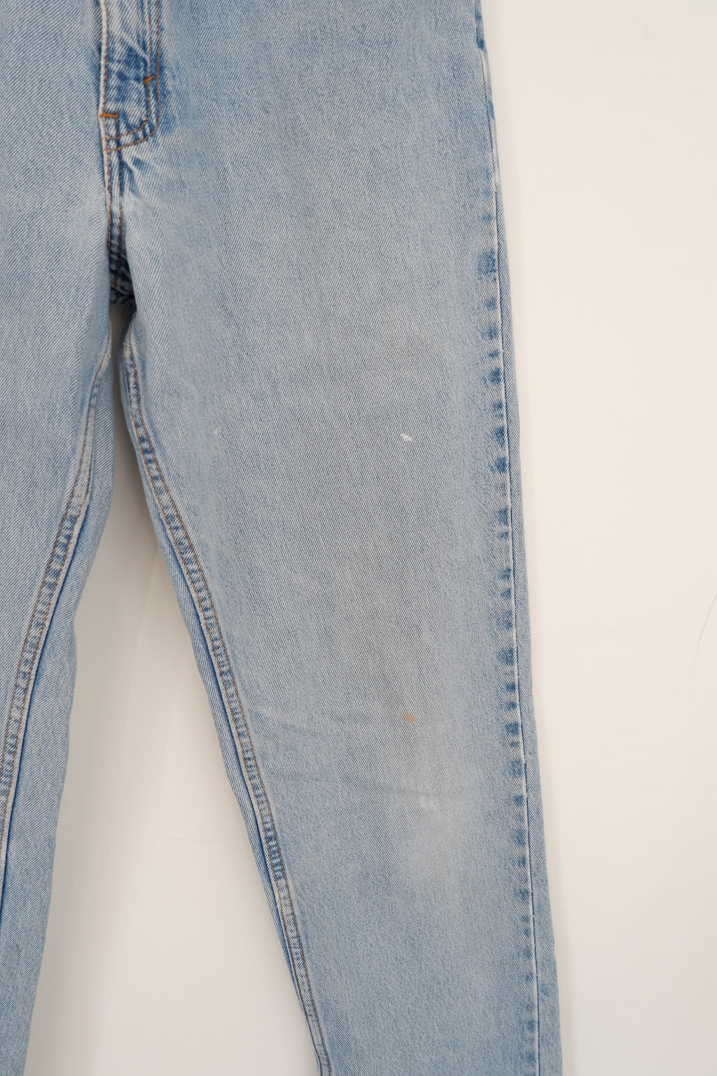 Levis Vintage 550 Light Wash Relaxed Fit Tapered Leg - 27