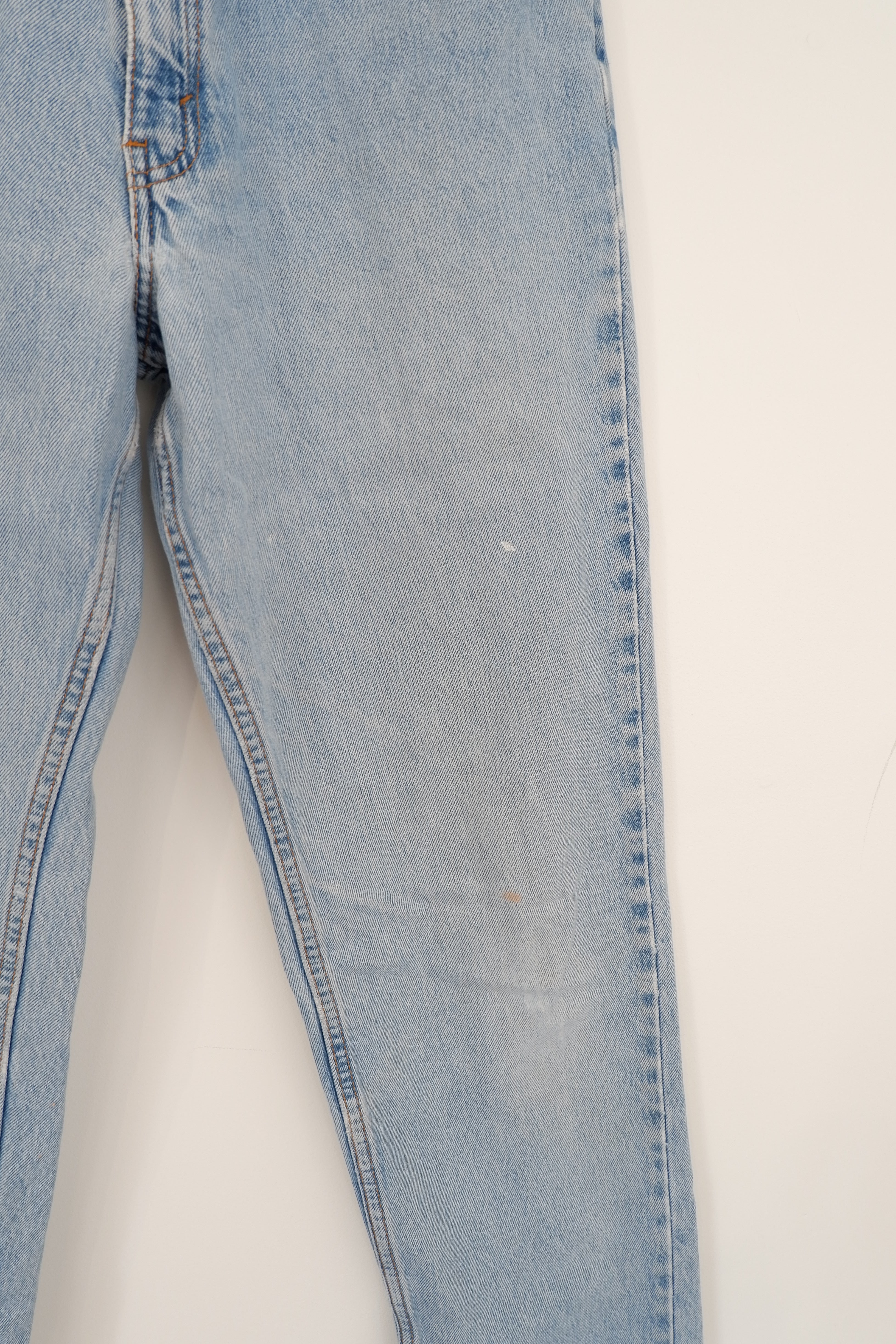 Levis Vintage 550 Light Wash Relaxed Fit Tapered Leg - 27