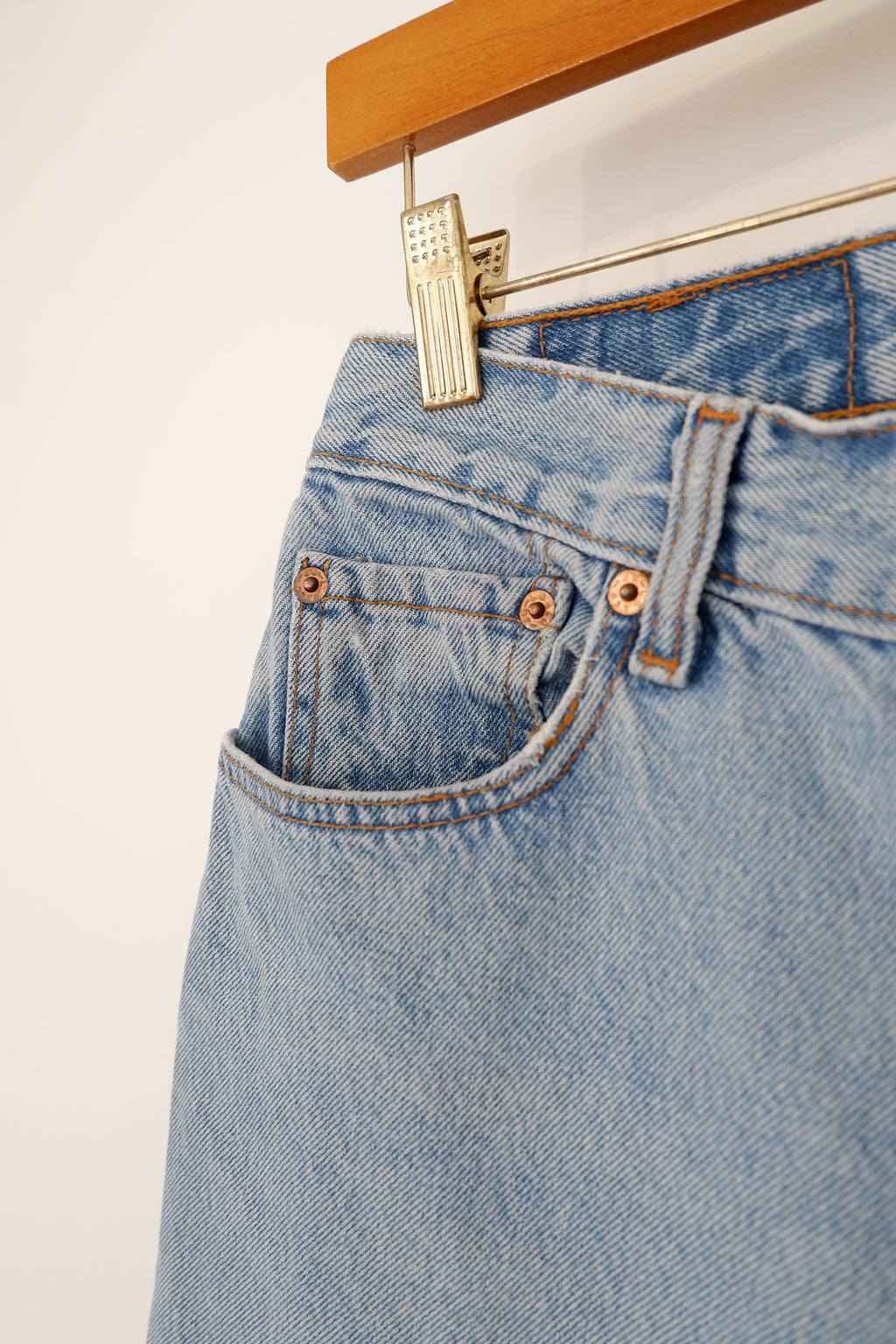 Levis Vintage 550 Light Wash Relaxed Fit Tapered Leg - 27