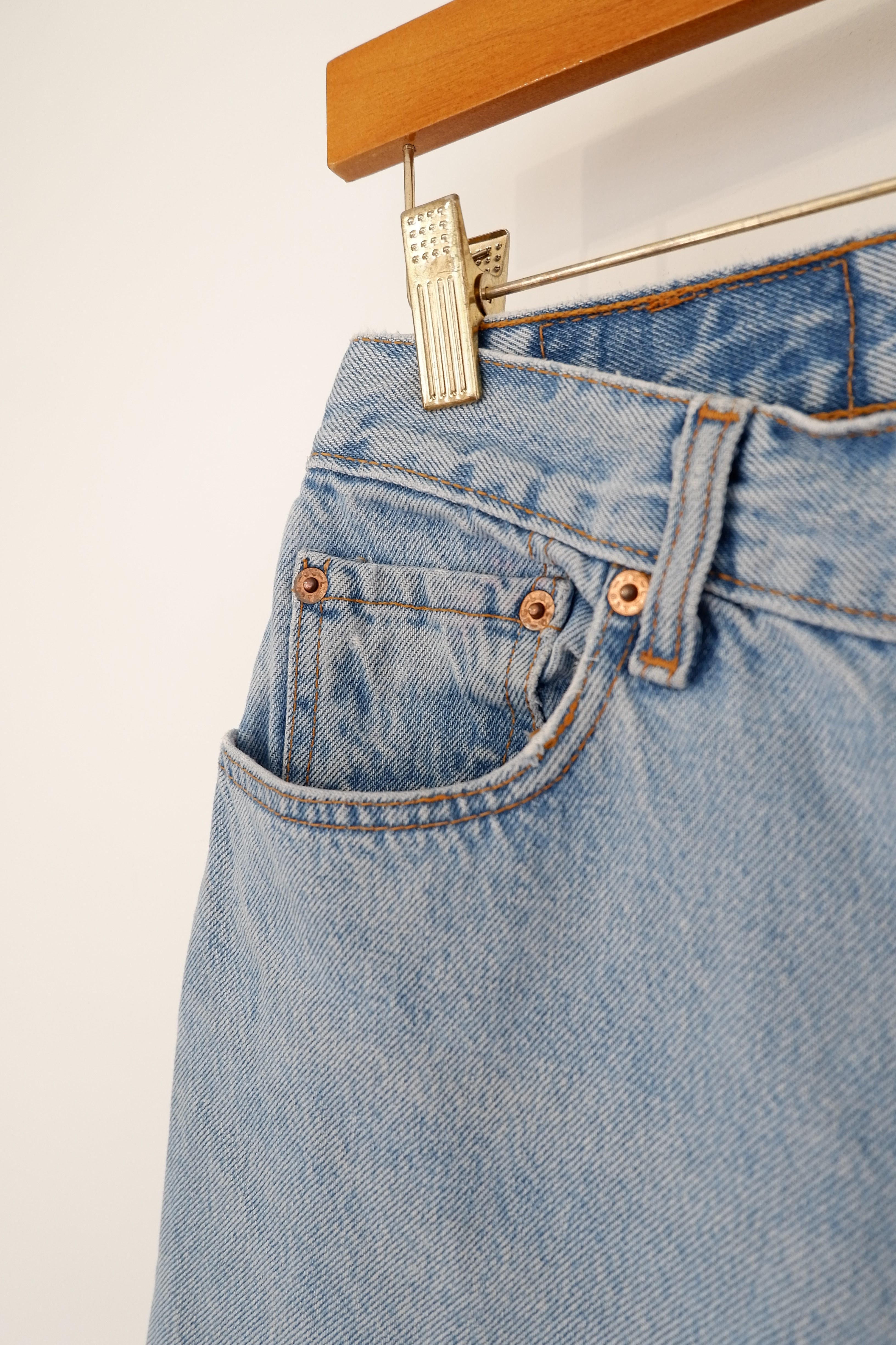 Levis Vintage 550 Light Wash Relaxed Fit Tapered Leg - 27