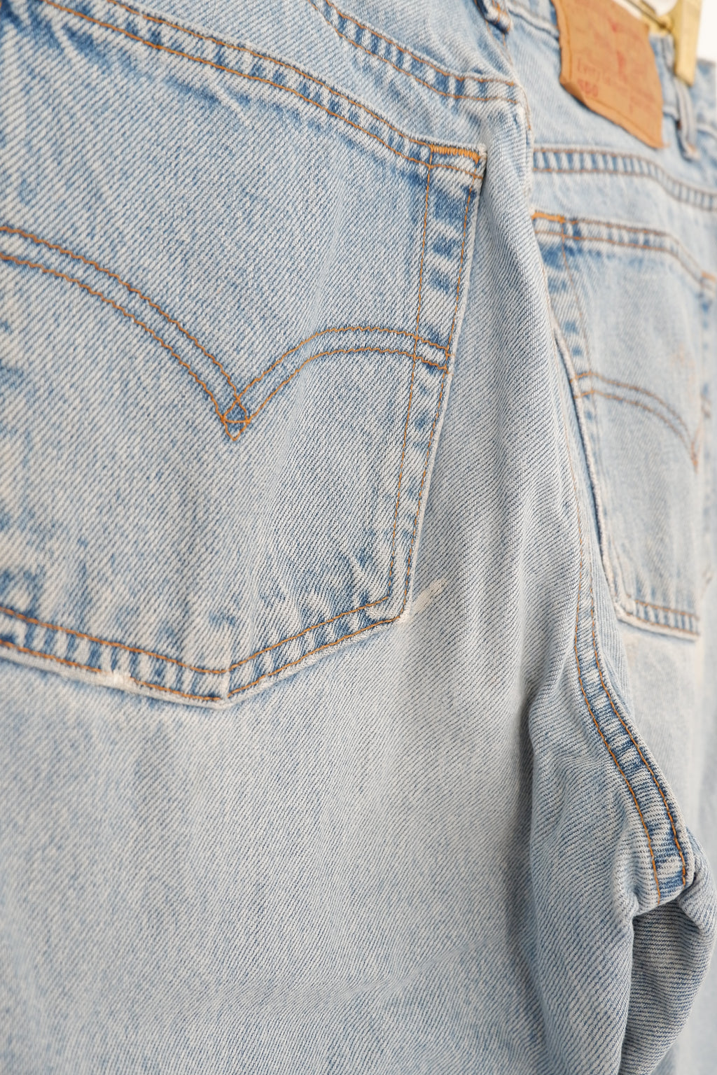 Levis Vintage 550 Light Wash Relaxed Fit Tapered Leg - 27