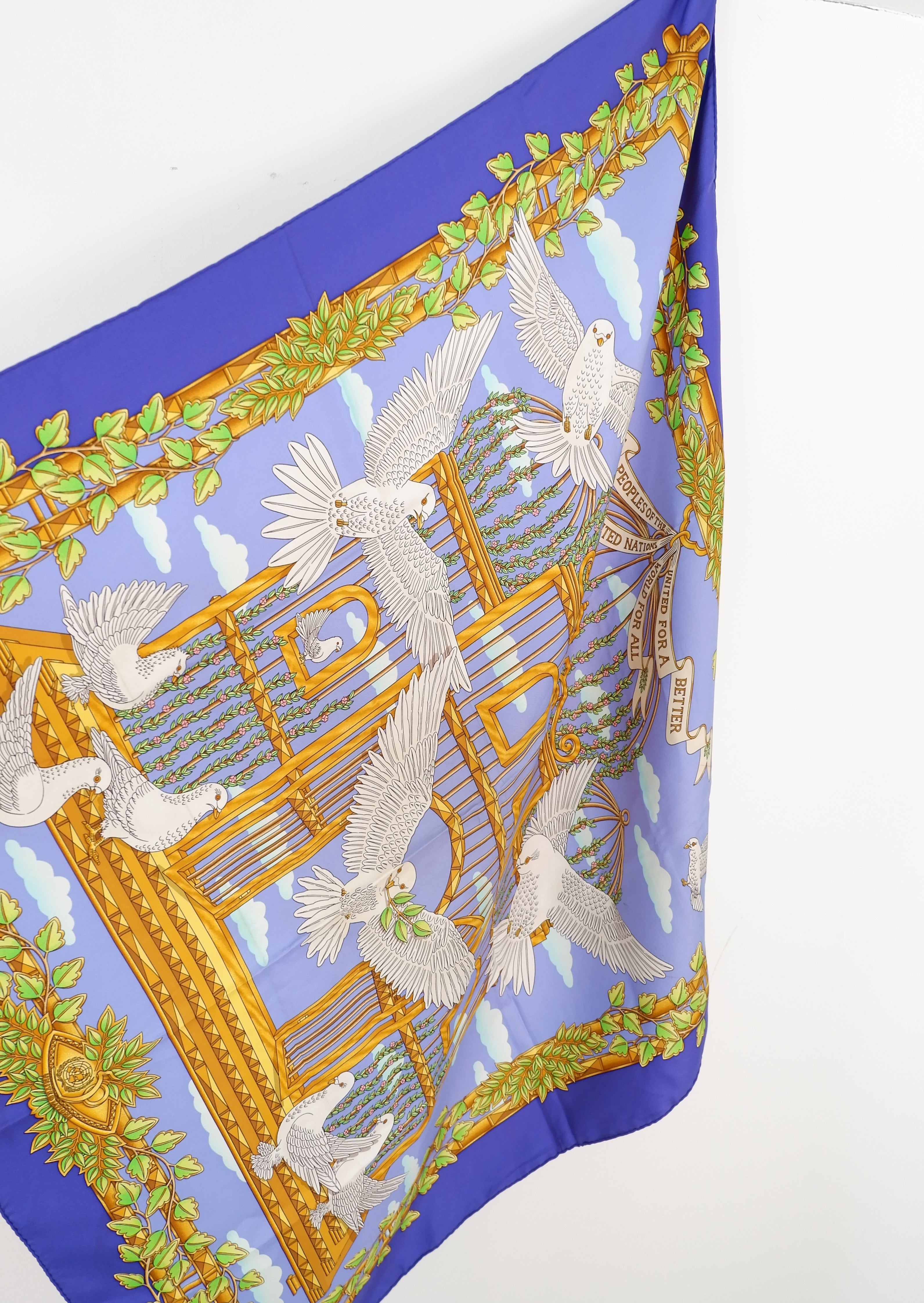 Foulard en Soie Hermes Oiseaux Multicolores Authentique Pré-aimé