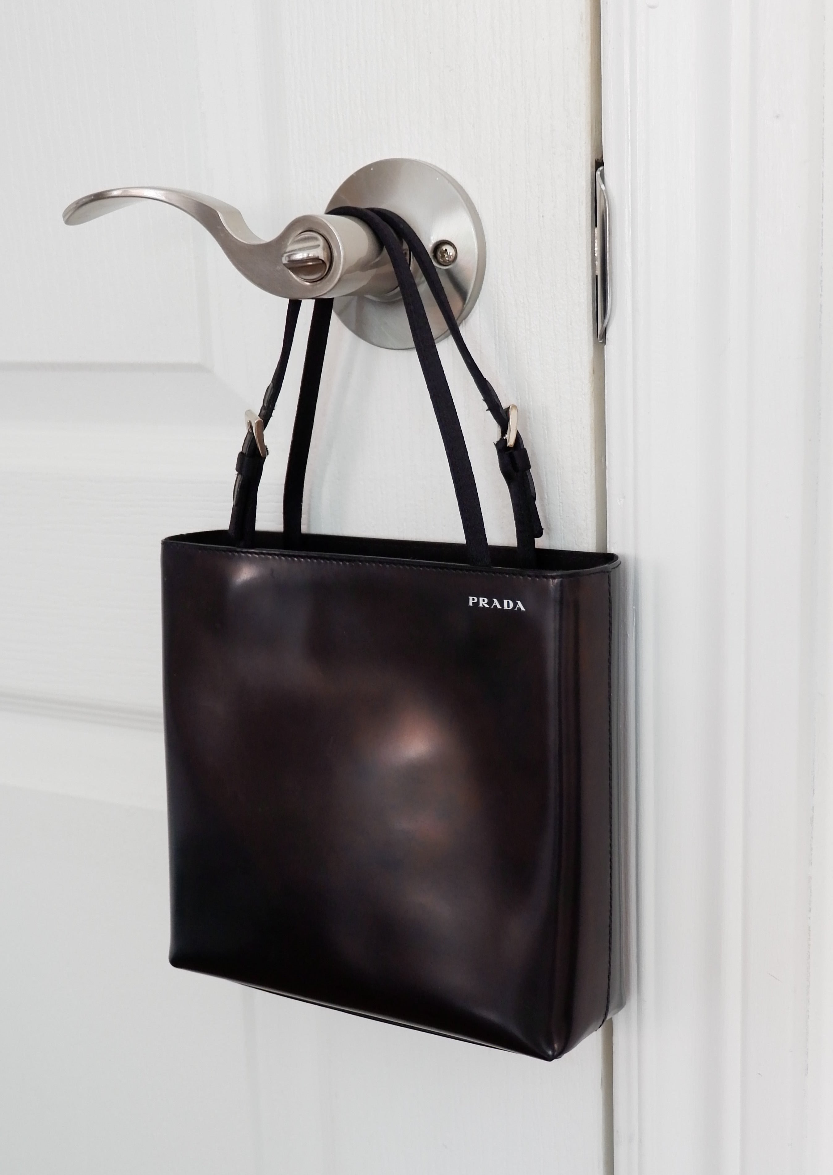 Sac/cabas micro Prada authentique d'occasion en cuir verni noir