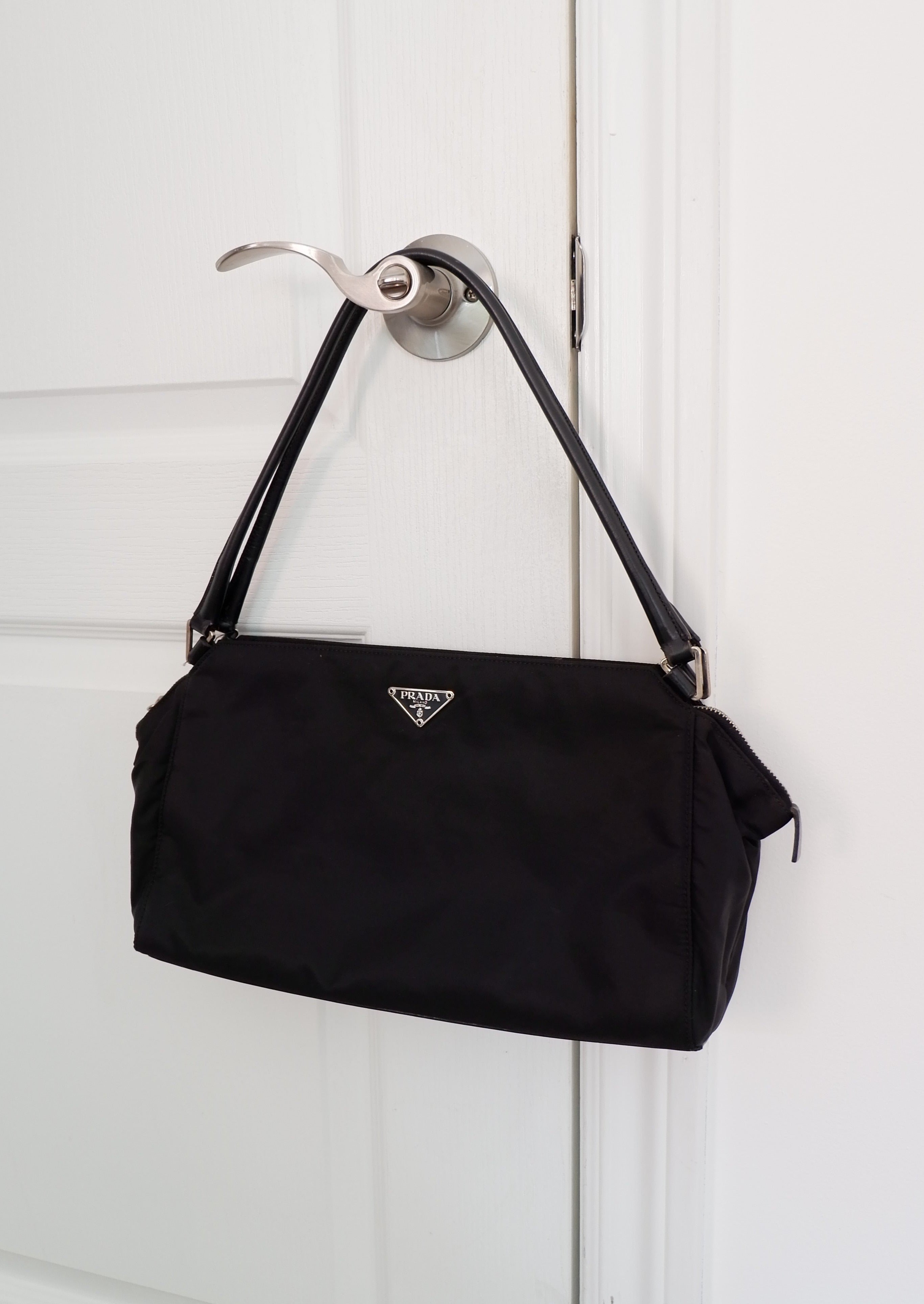 Authentique Sac bandoulière Prada en nylon noir et cuir, extensible