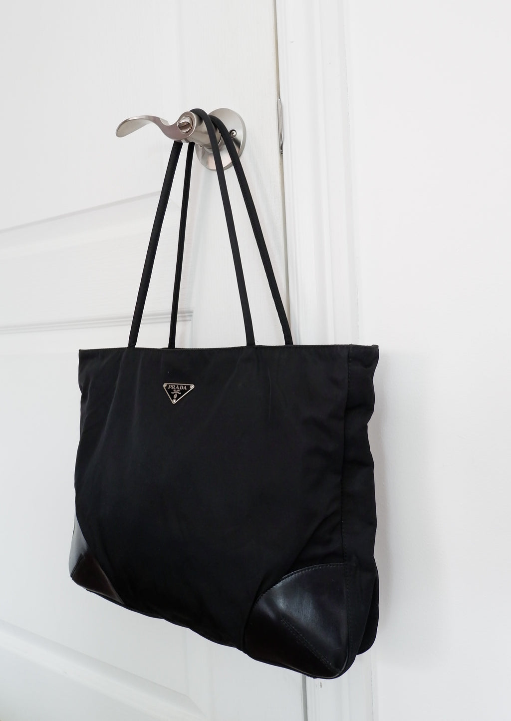 Sac fourre-tout Prada authentique d'occasion en nylon et cuir noir
