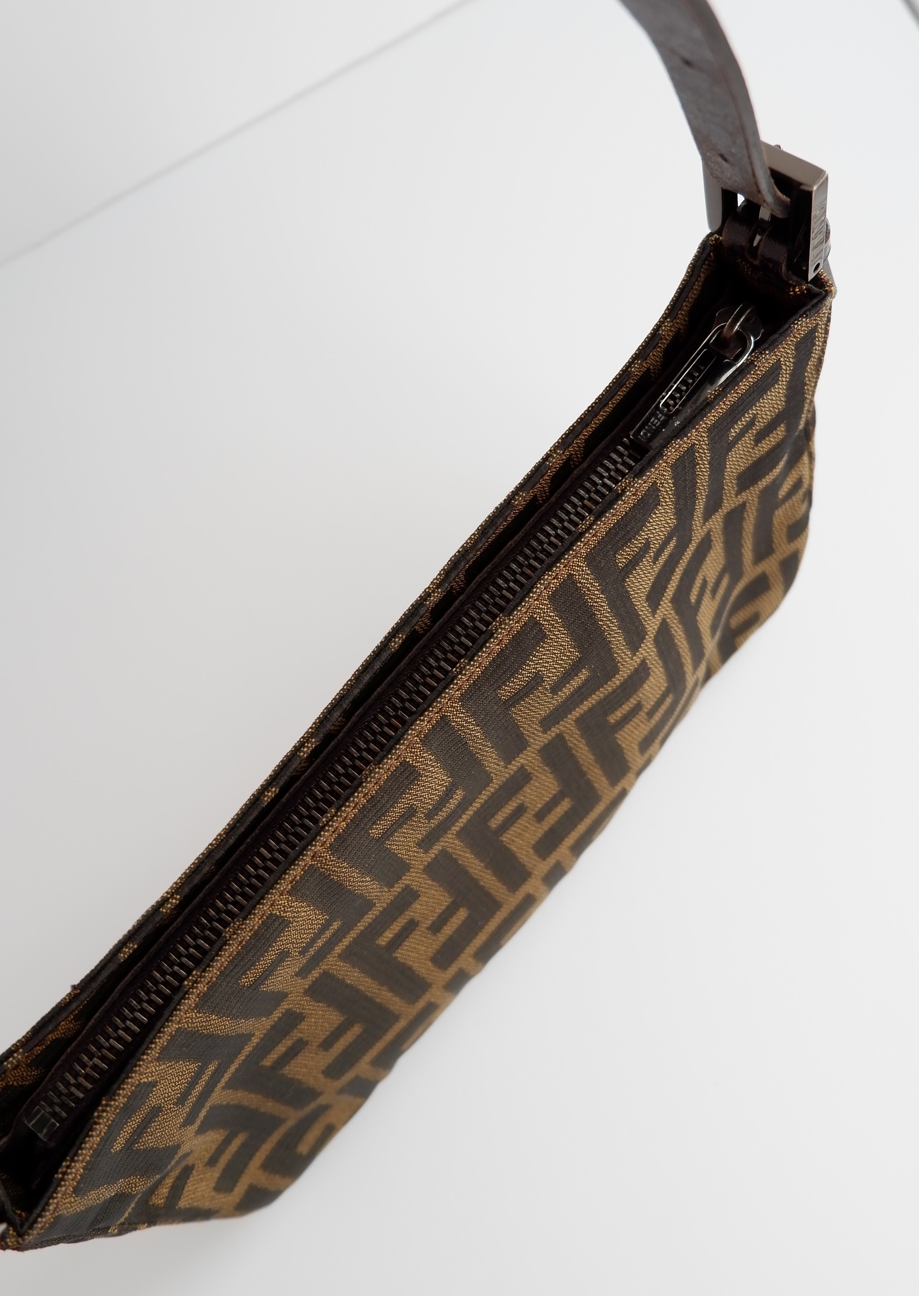 Sac bandoulière Fendi Zucca vintage authentique d'occasion