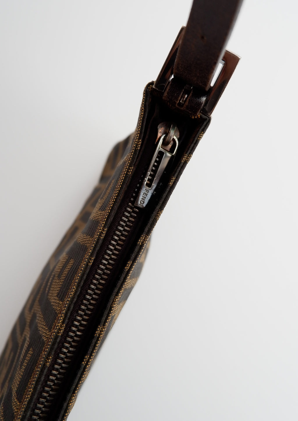 Sac bandoulière Fendi Zucca vintage authentique d'occasion