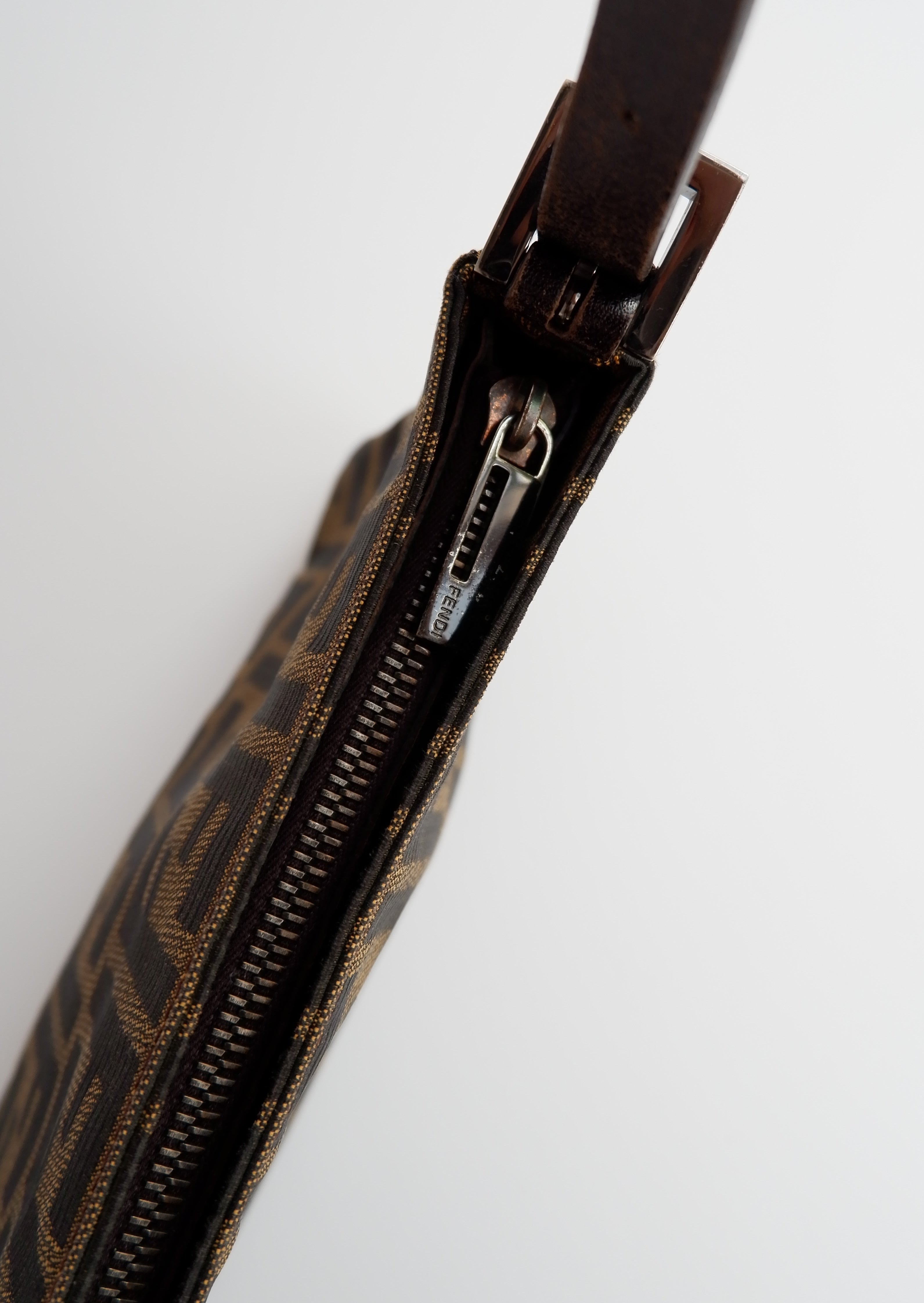 Sac bandoulière Fendi Zucca vintage authentique d'occasion