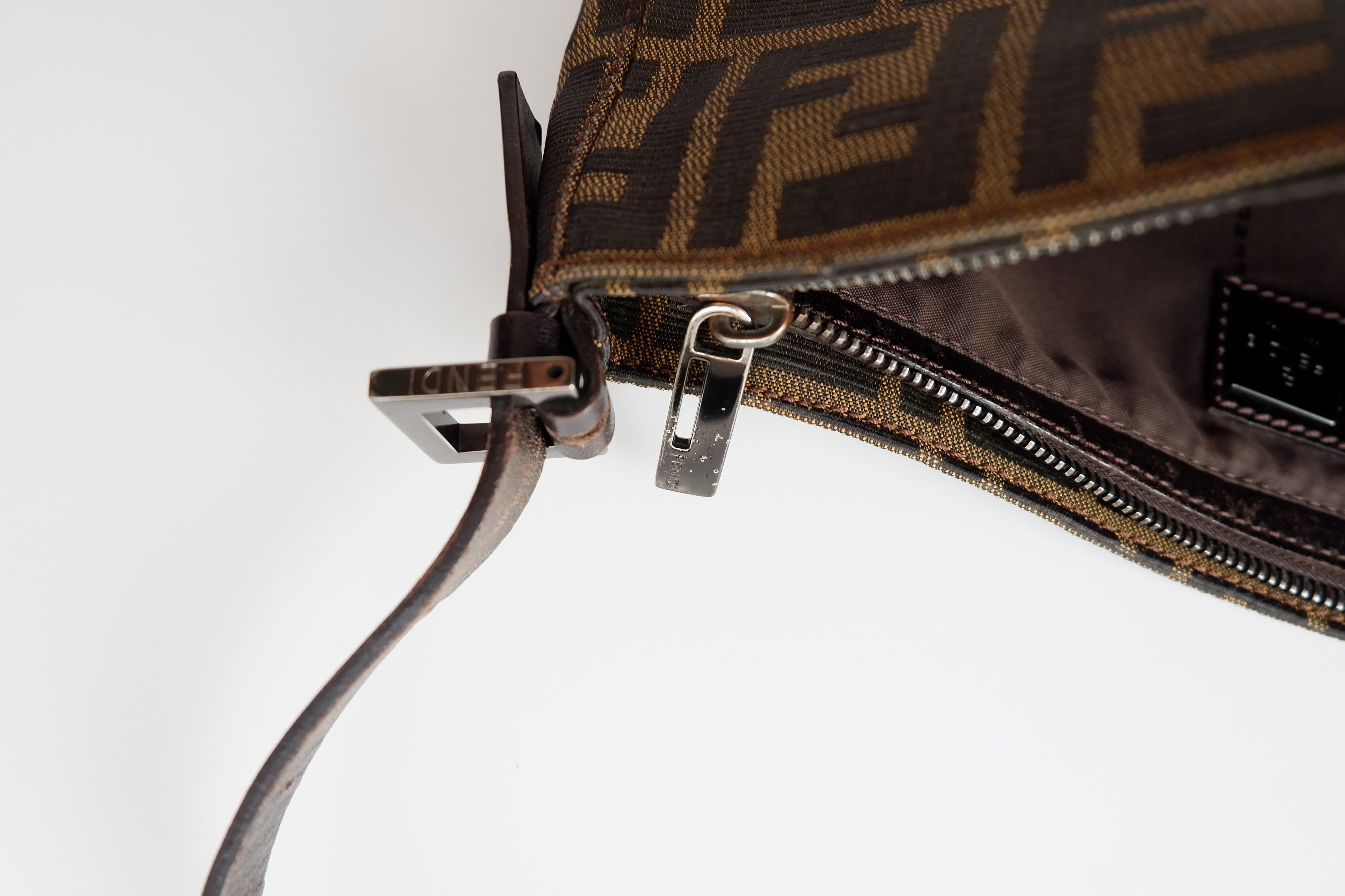 Sac bandoulière Fendi Zucca vintage authentique d'occasion