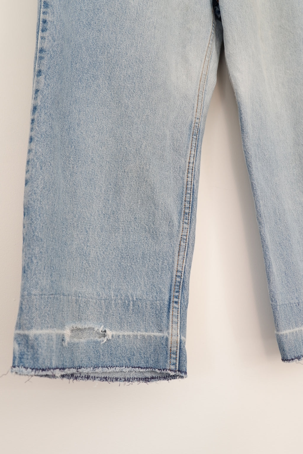 Levis Vintage 550 Light Wash Relaxed Fit Straight Leg Jeans - 40