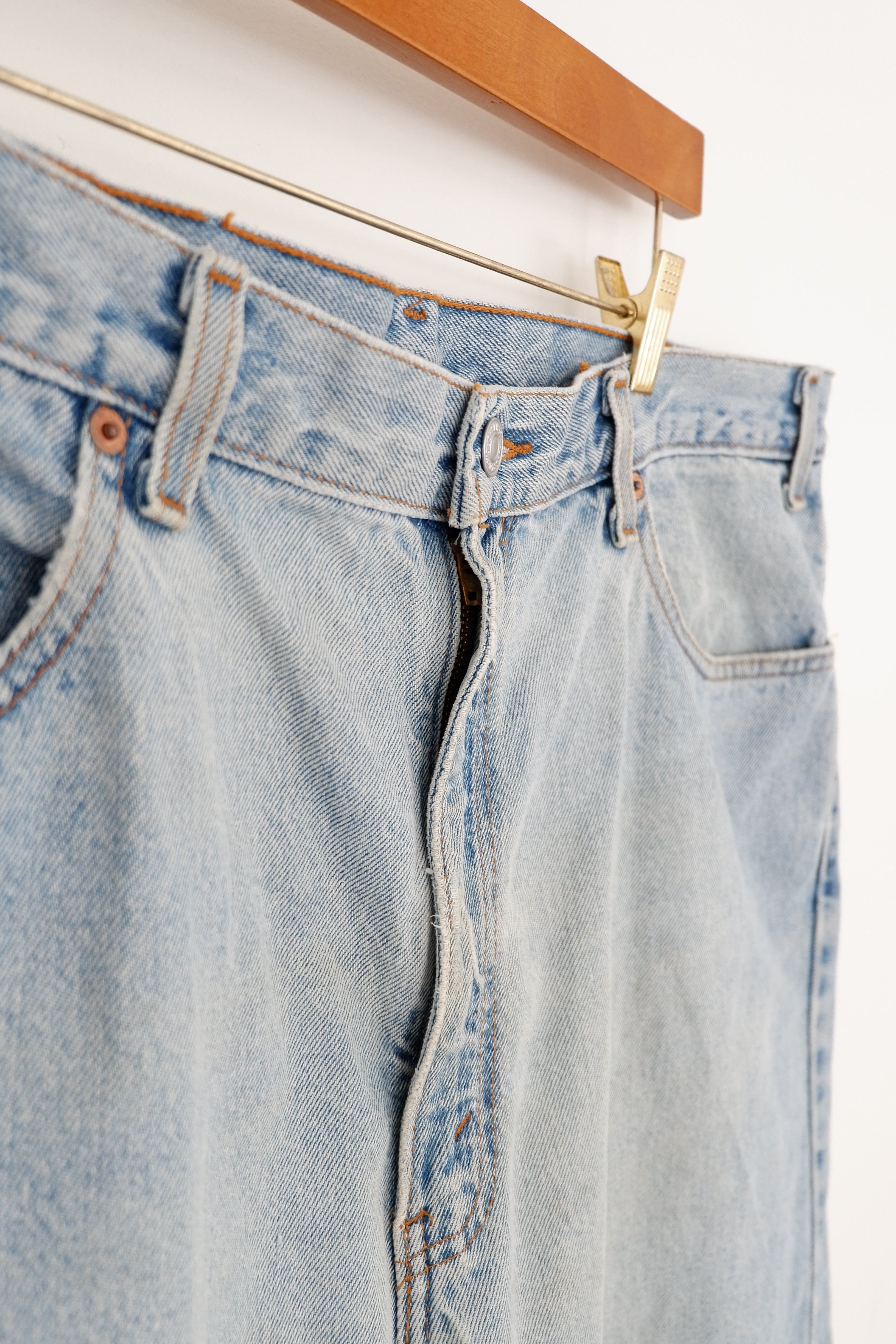 Levis Vintage 550 Light Wash Relaxed Fit Straight Leg Jeans - 40