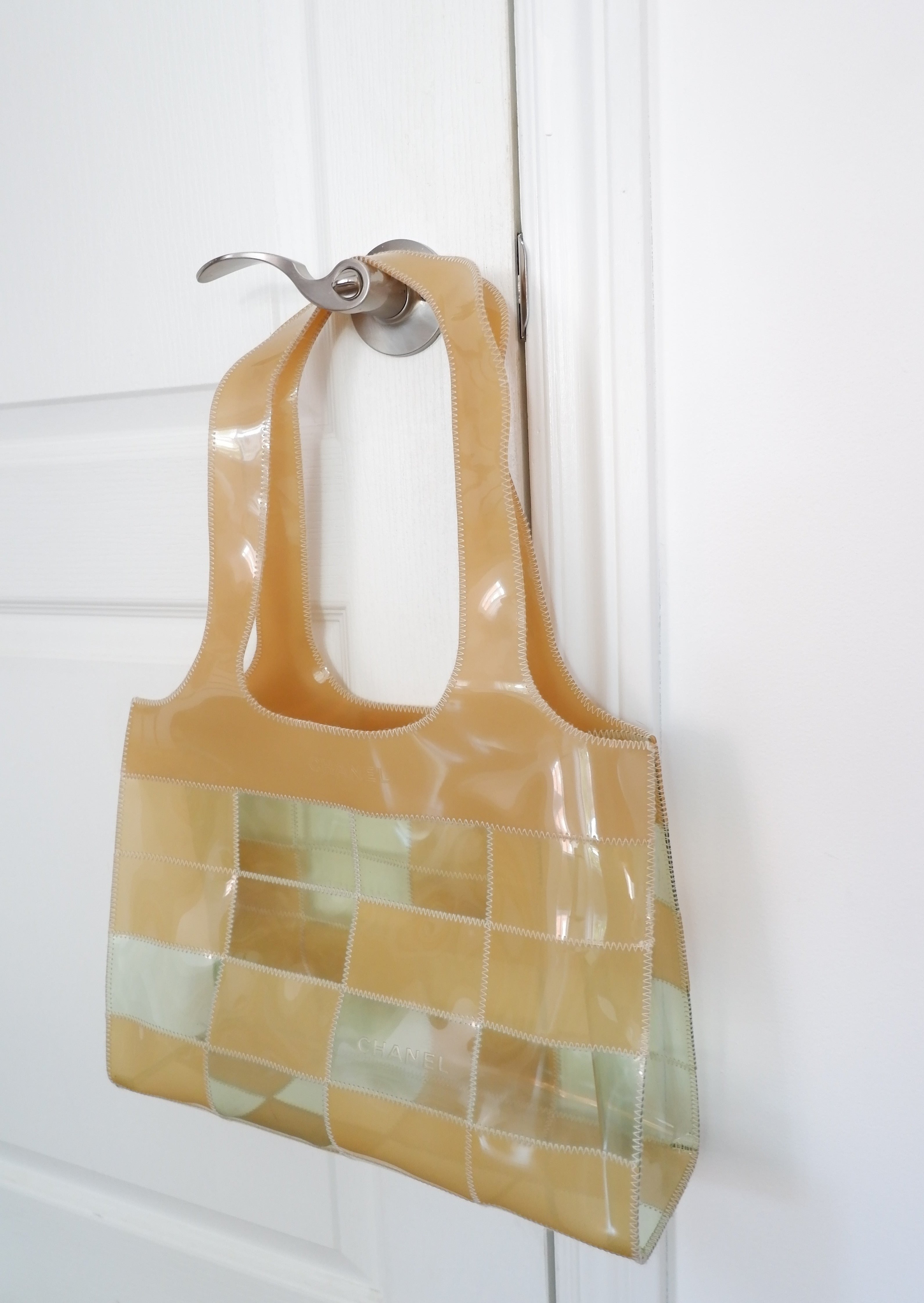 Fourre-tout Chanel beige/bleu clair en PVC, authentique et d'occasion