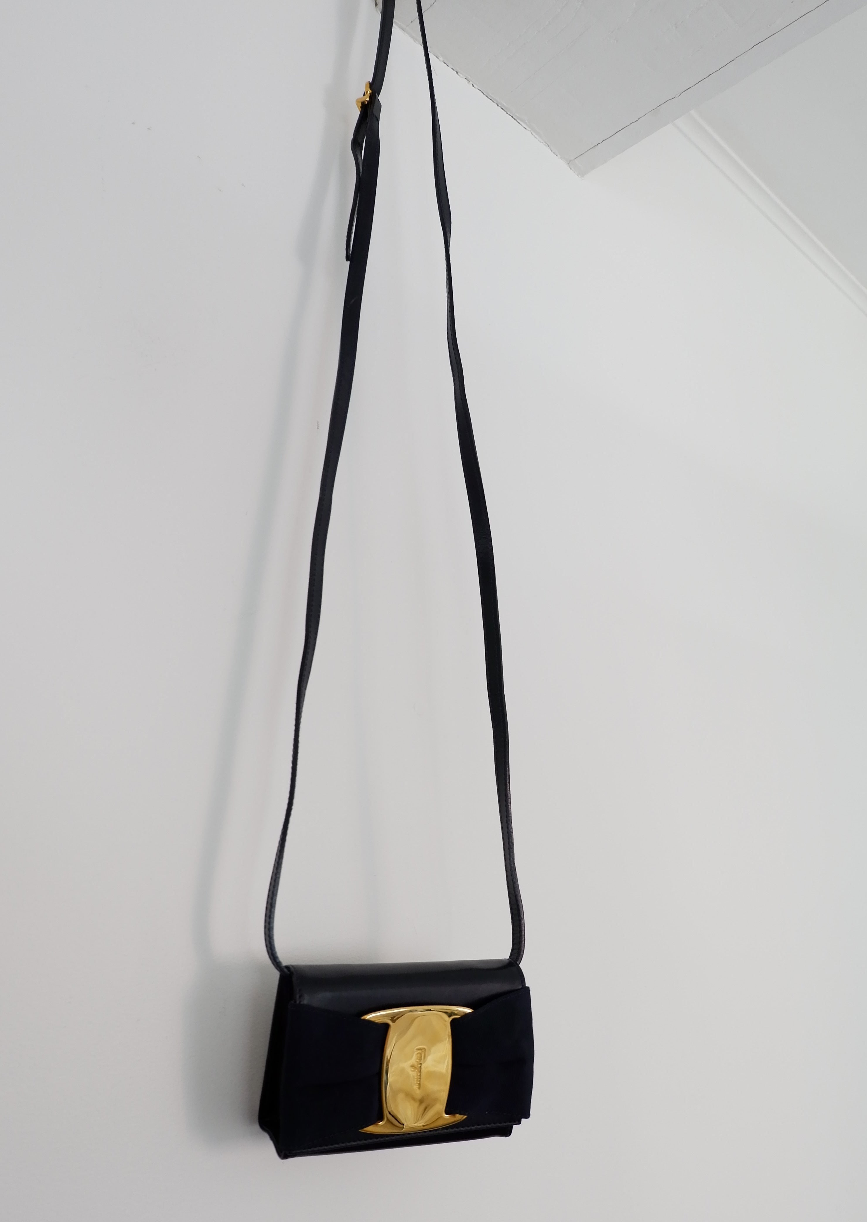 Authentique micro-sac bandoulière Ferragamo en cuir bleu marine d'occasion