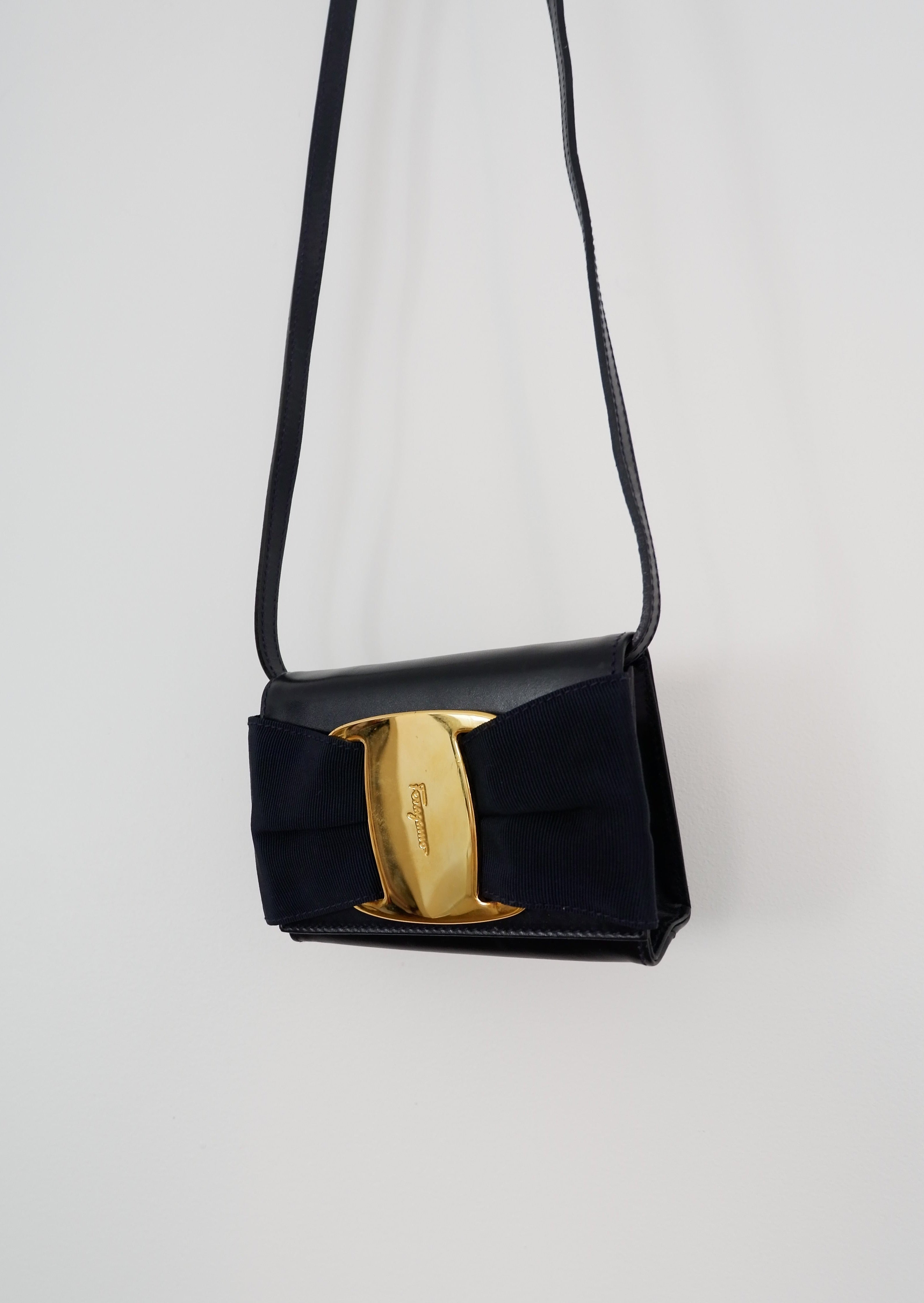 Authentique micro-sac bandoulière Ferragamo en cuir bleu marine d'occasion