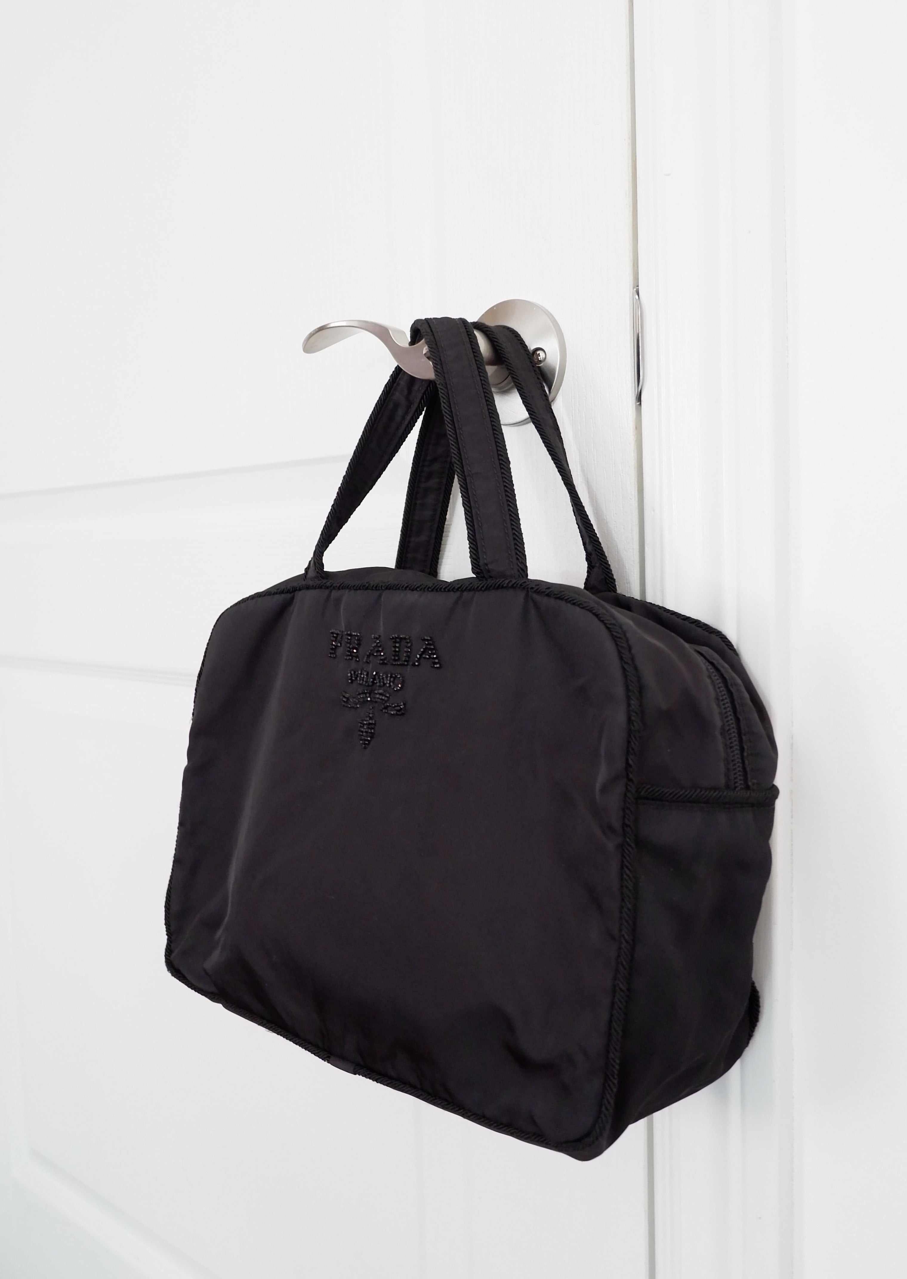 Authentique sac à main Prada en nylon noir orné du logo perlé, d'occasion